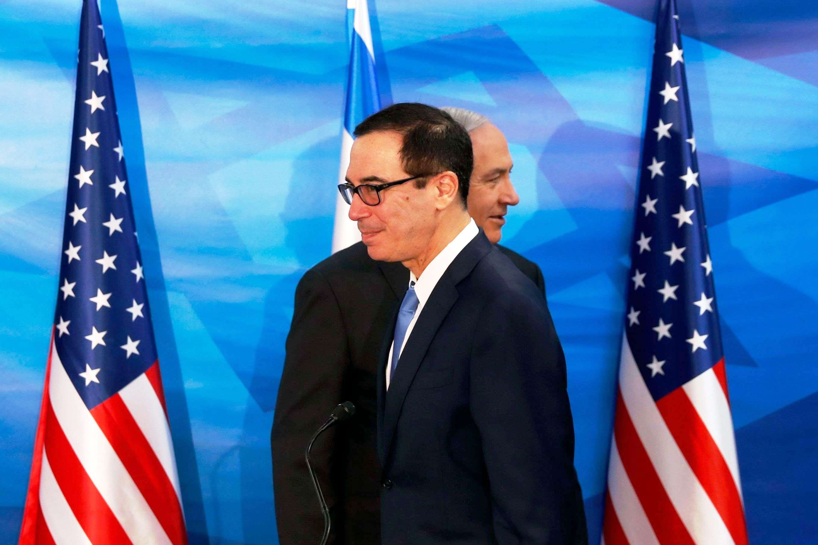 وزير الخزانة الأميركي ستيفن منوشن ورئيس الوزراء الاسرائيلي بنيامين نتنياهو
