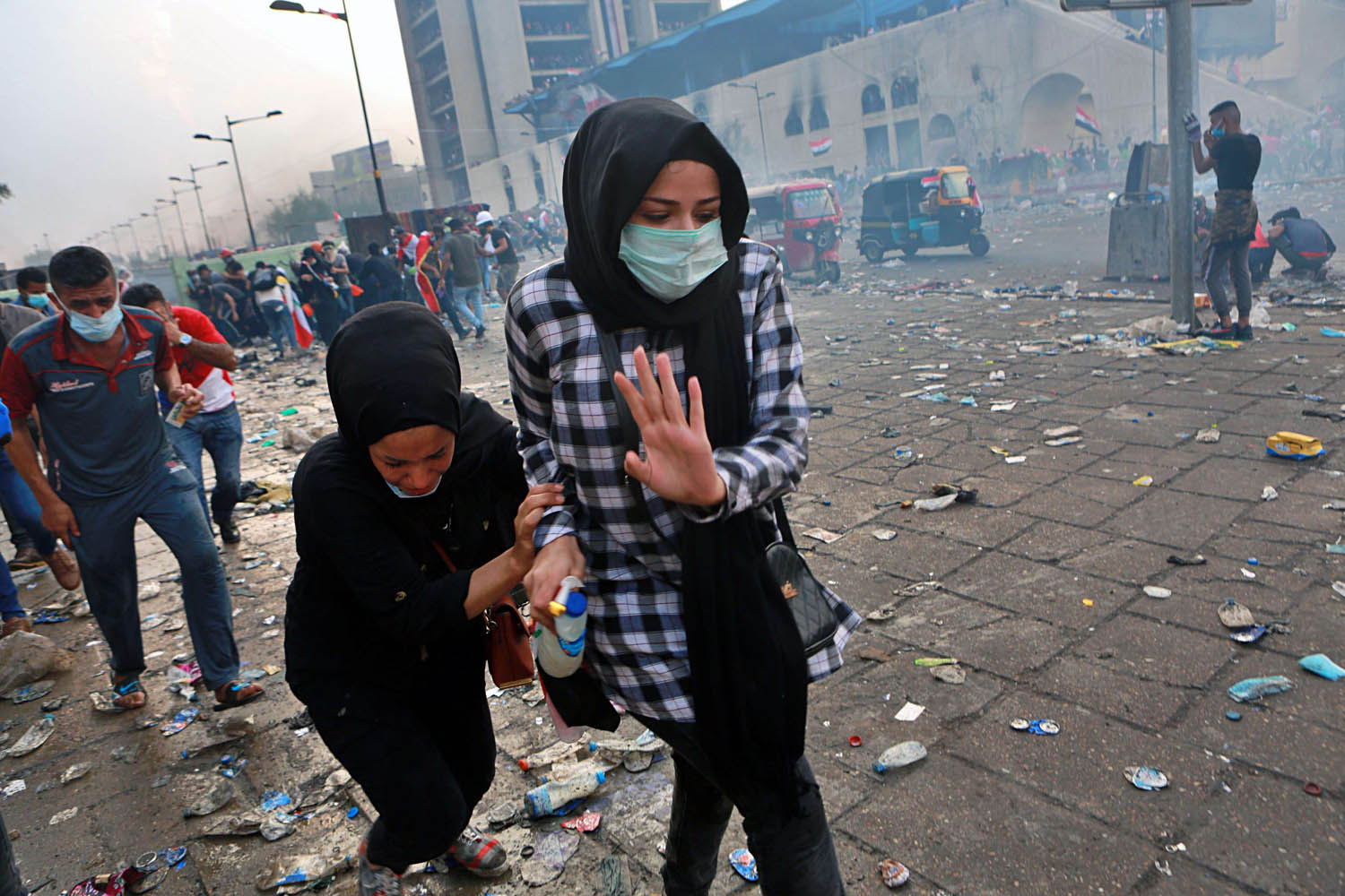 عراقيات يتجنبن الغازات المسيلة للدموع في احتجاج وسط بغداد