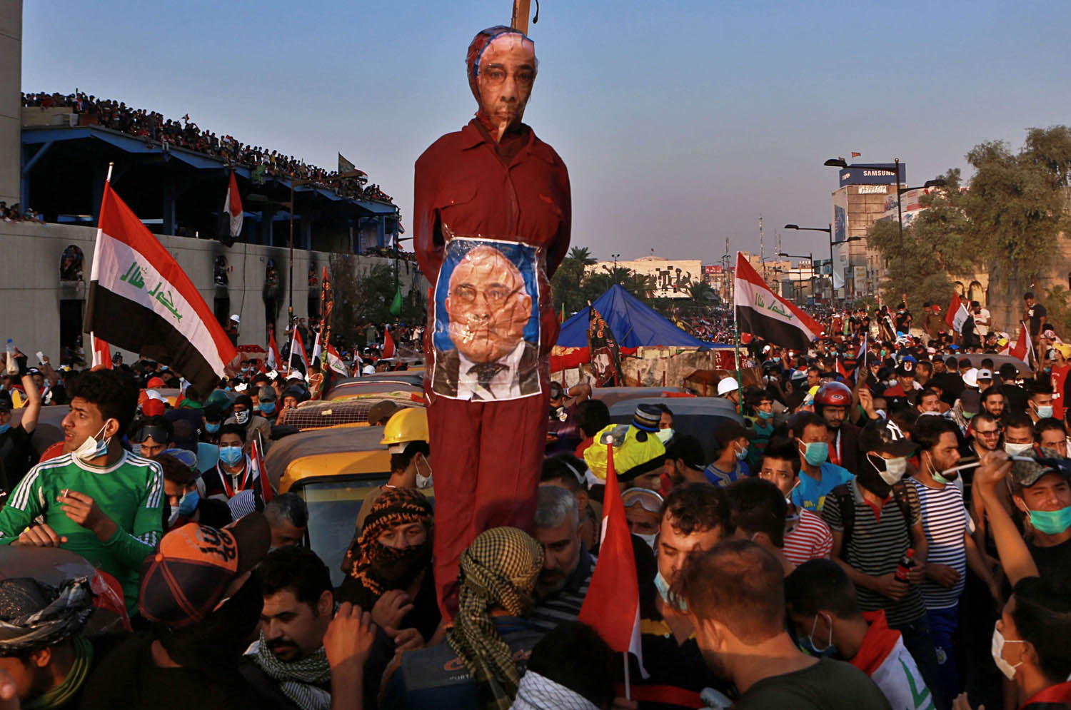 عراقيون يرفعون دمية لرئيس الوزراء العراقي عادل عبدالمهدي