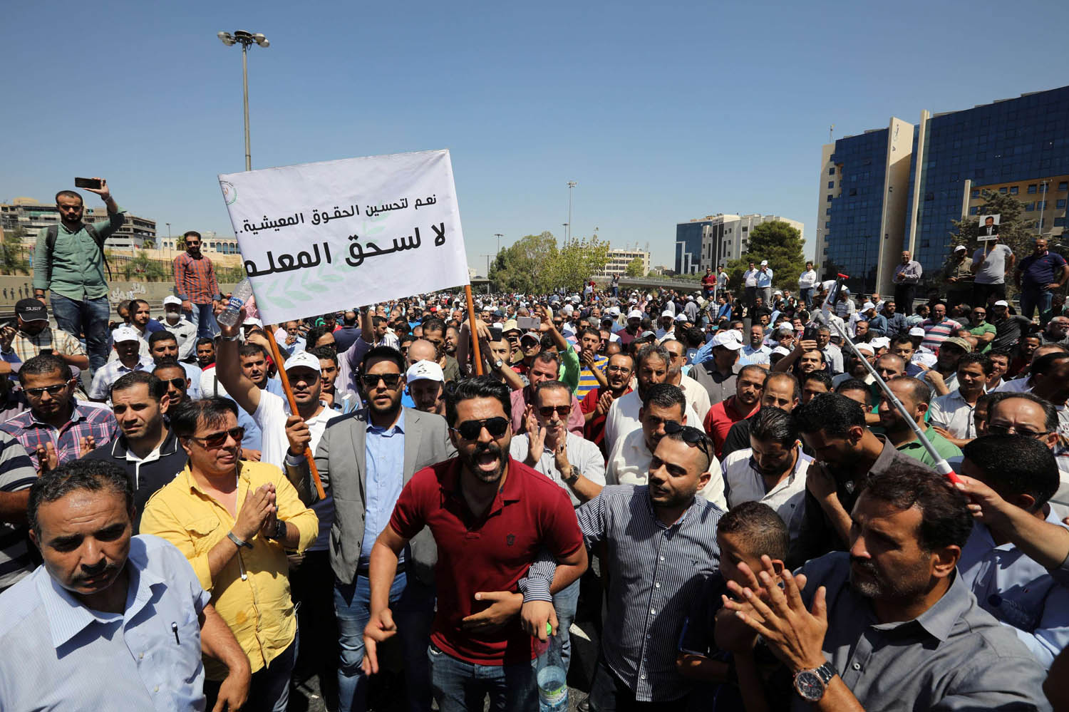 معلمون أردنيون يتظاهرون احتجاجا على تدني رواتبهم