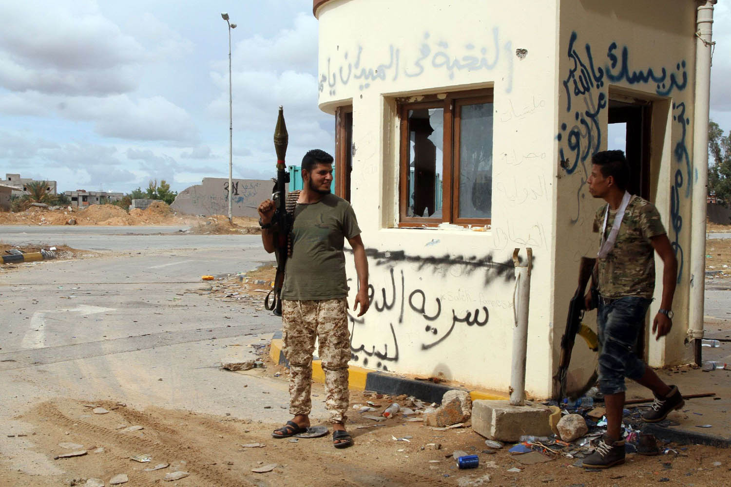 مقاتلون موالون لحكومة السراج في اطراف طرابلس الجنوبية