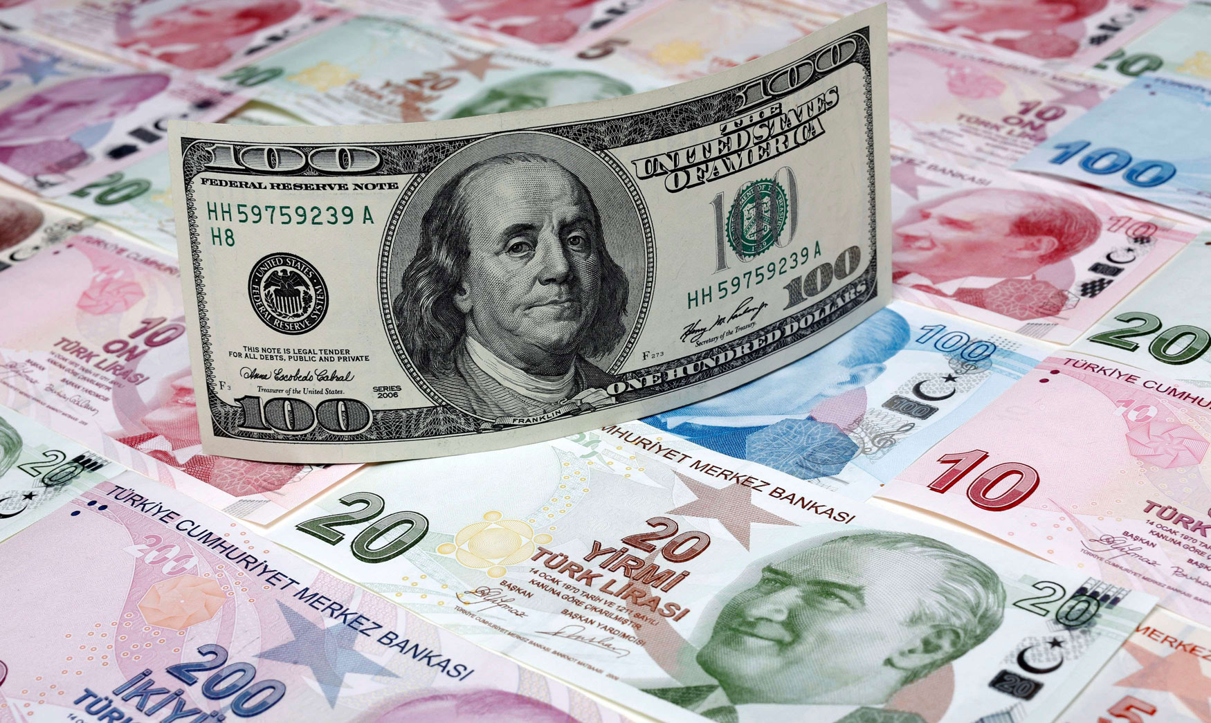 الليرة التركية فقد العام الماضي أكثر من 30 بالمئة من قيمتها أمام الدولار بسبب تهديد ترامب بفرض عقوبات على تركيا