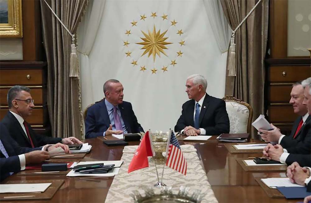 Turkish President Recep Tayyip Erdogan (L) speaks with US Vice President Mike Pence (R), during their meeting at the Presidential Palace in Ankara