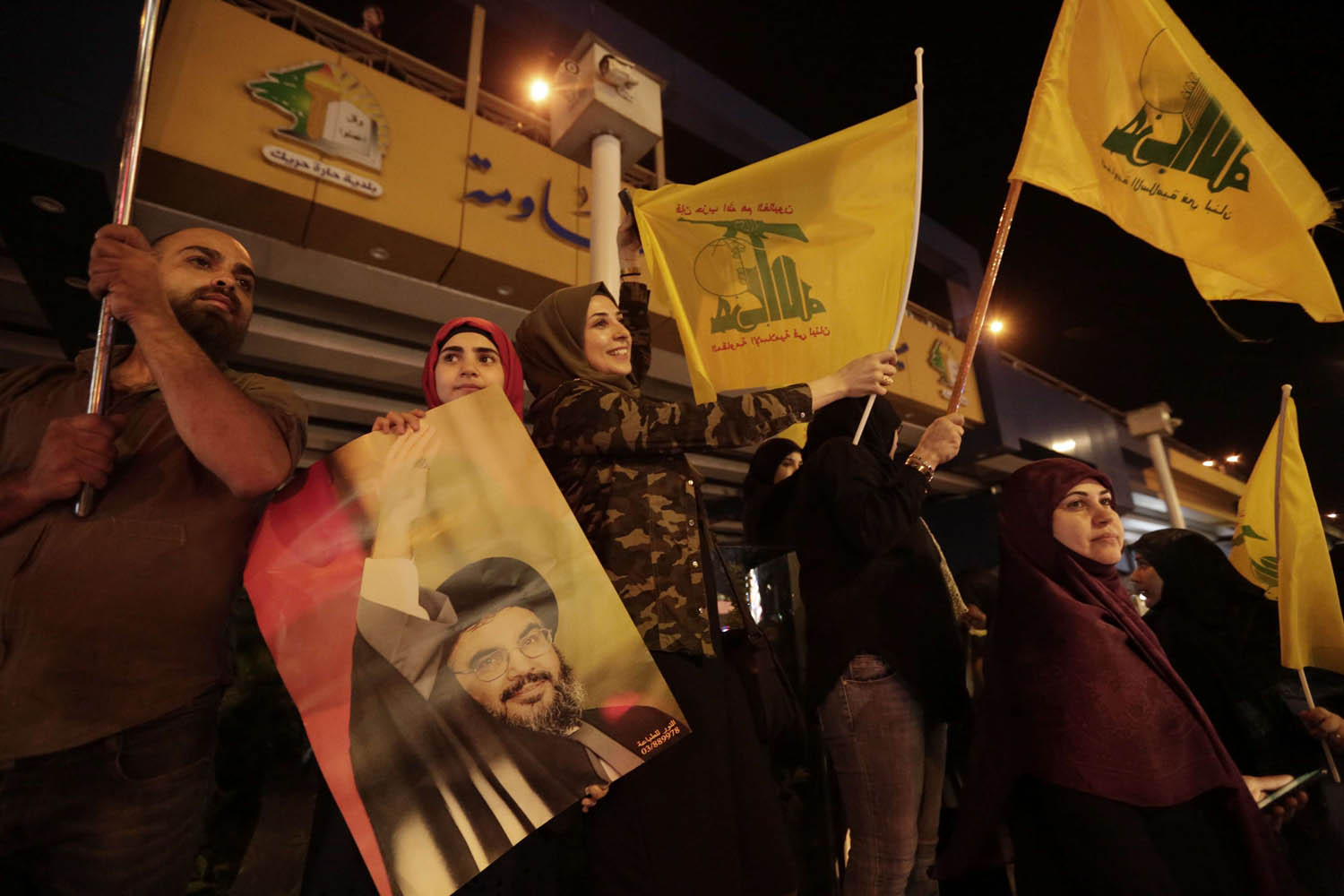 ناشطون في حزب الله يتظاهرون دعما لحسن نصرالله