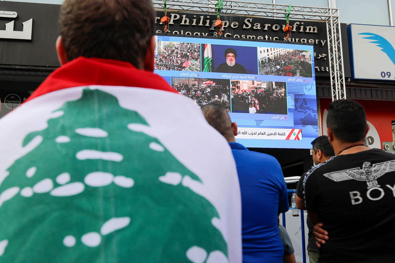 لبنانيون يتابعون بثا مباشرا لساحات الاعتصام ولكلمة حسن نصرالله