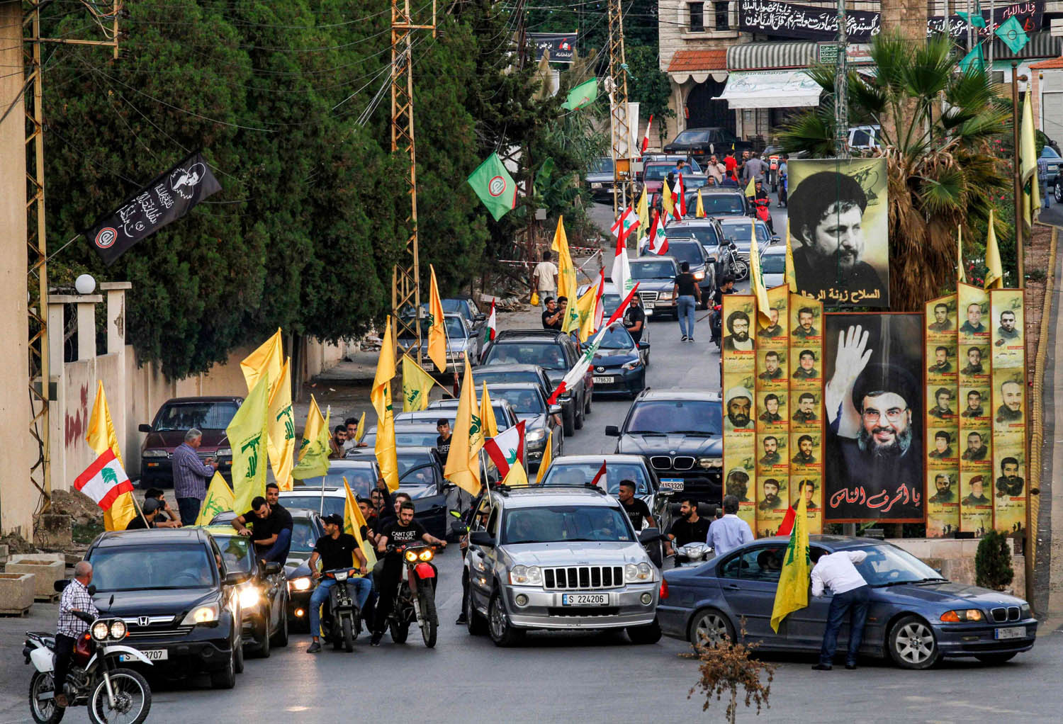 ناشطون في حزب الله يردون بتظاهرات في بيروت على الاحتجاجات ضد الفساد والمحسوبية
