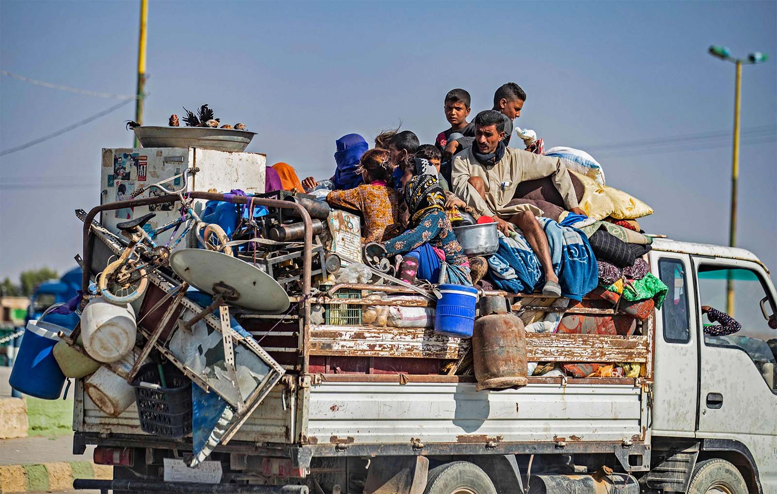 Syrians fleeing Turkish bombardment on the northeastern towns