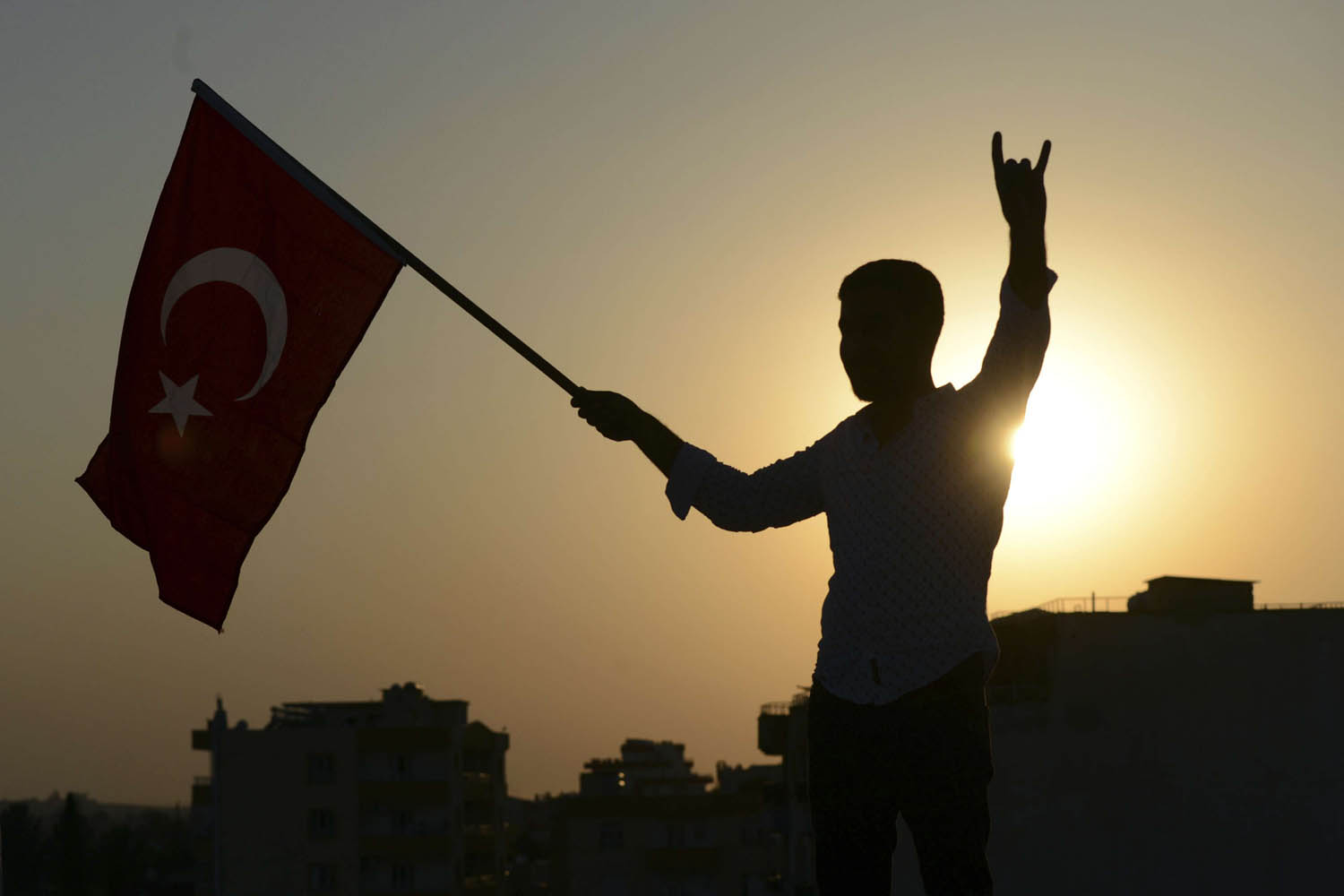 سوري موال للاتراك يرفع علما تركيا في تل أبيض