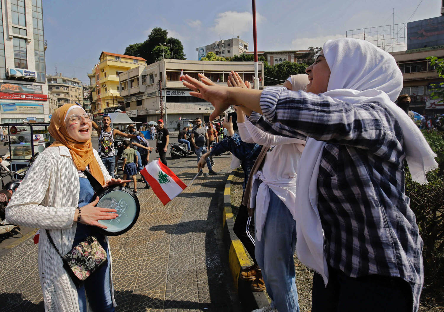 لبنانيات يرقصن في الشارع كجزء من مظاهر الاحتجاج على الحكم