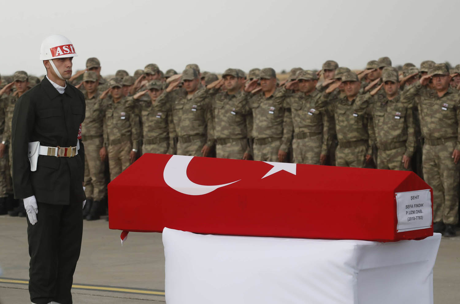 جنود أتراك يصطفون تحية لجندي زميل قتل في العمليات في سوريا