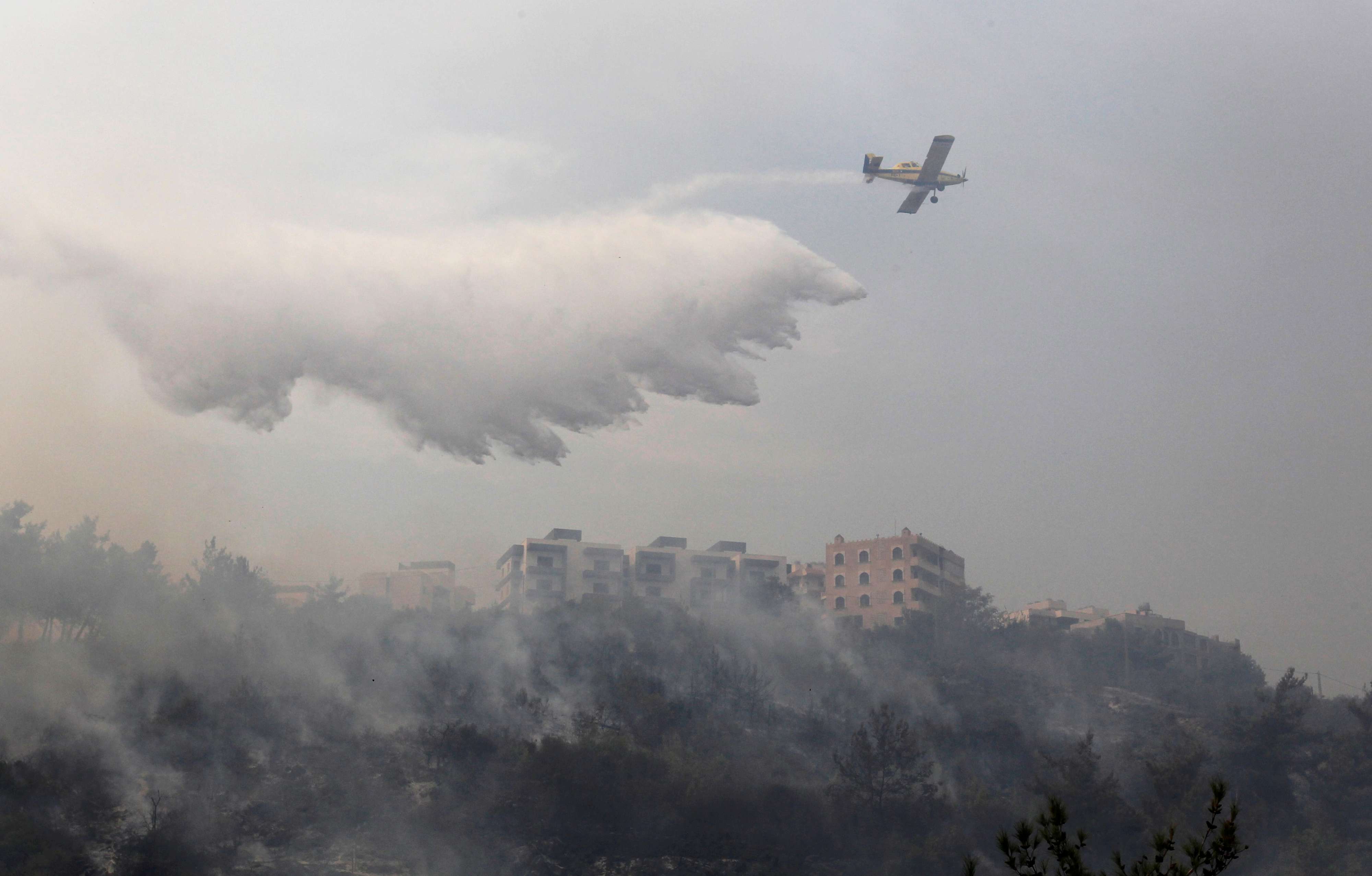 اطفاء حرائق اندلعت في غابات لبنان