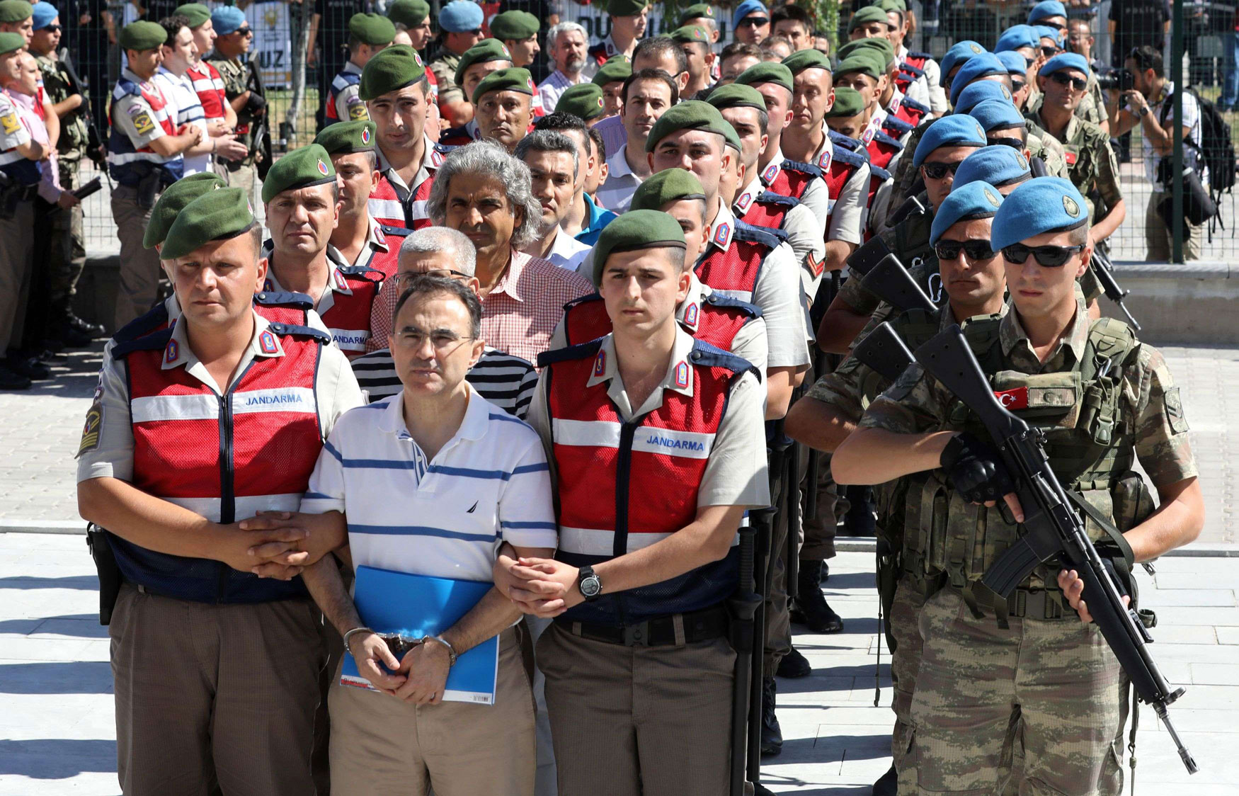 الجنود الأتراك يرافقون المتهمين في محاولة الانقلاب