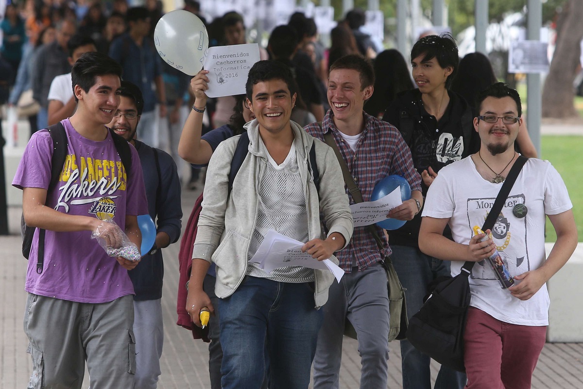 طلاب في جامعة سانتياغو في تشيلي
