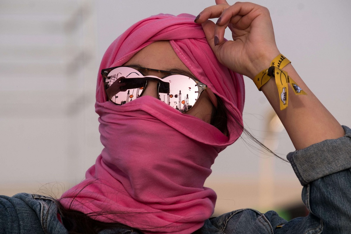 امرأة ترقص في مهرجان 'الكثبان الالكترونية' في الصحراء التونسية