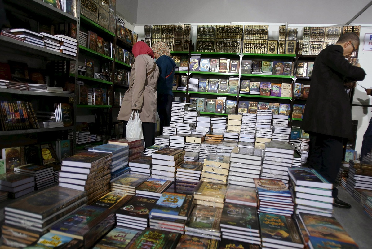 زوار في أحد معارض الكتب في تونس