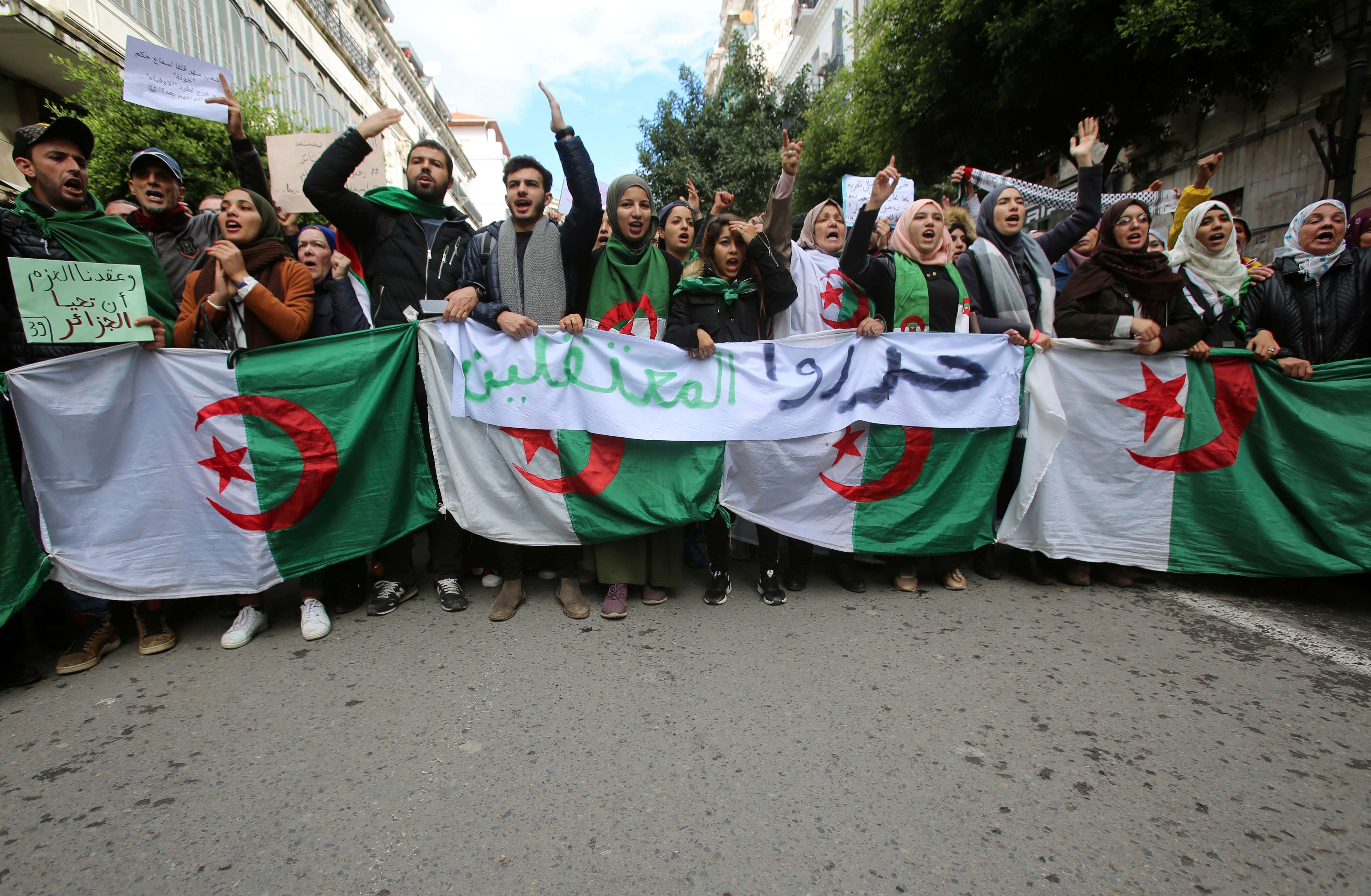 الشارع الجزائري يندد بأحكام السجن الاصدرة ضد متظاهرين 