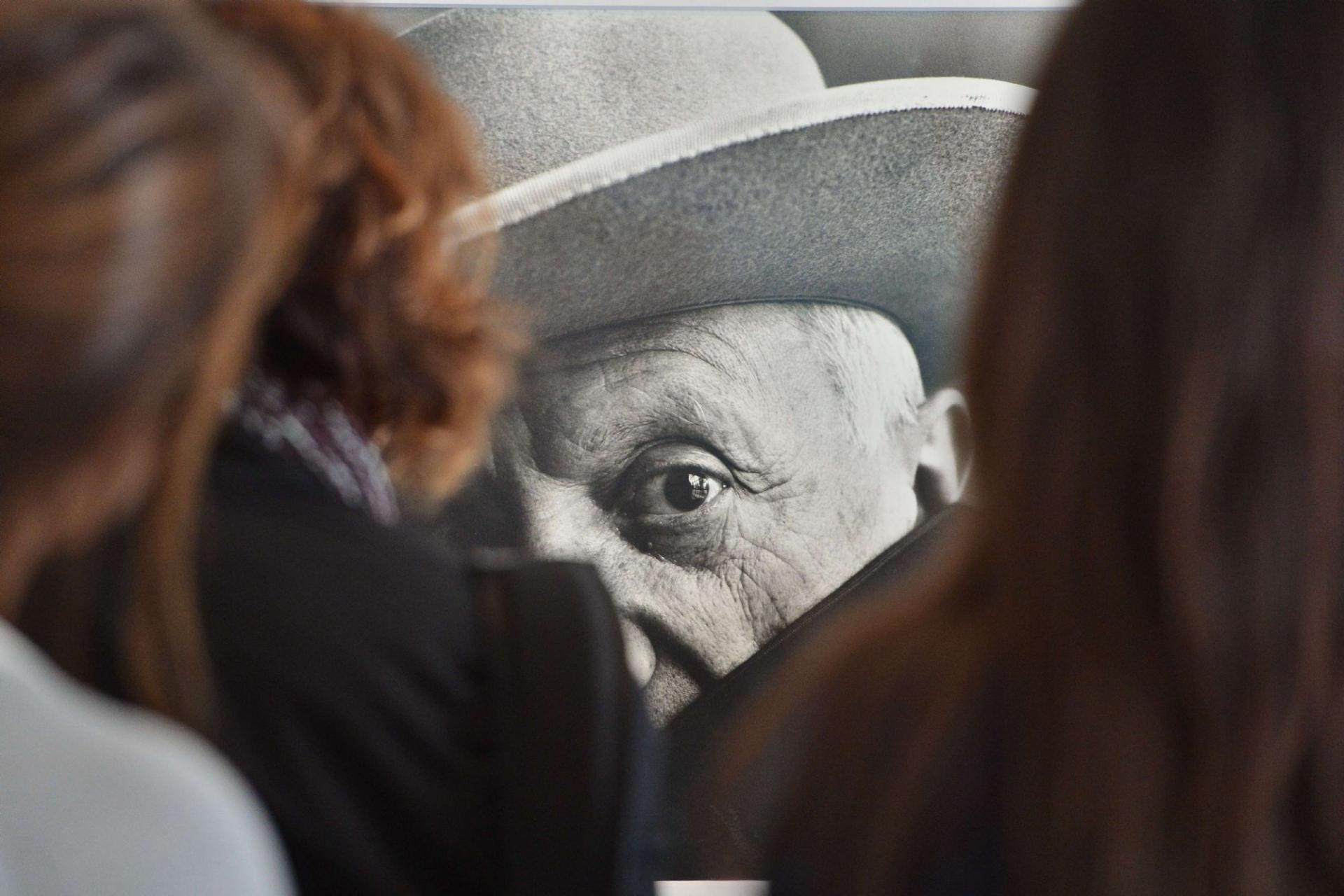 زوار لمعرض فني اسباني يقفون أمام بورتريه لبيكاسو