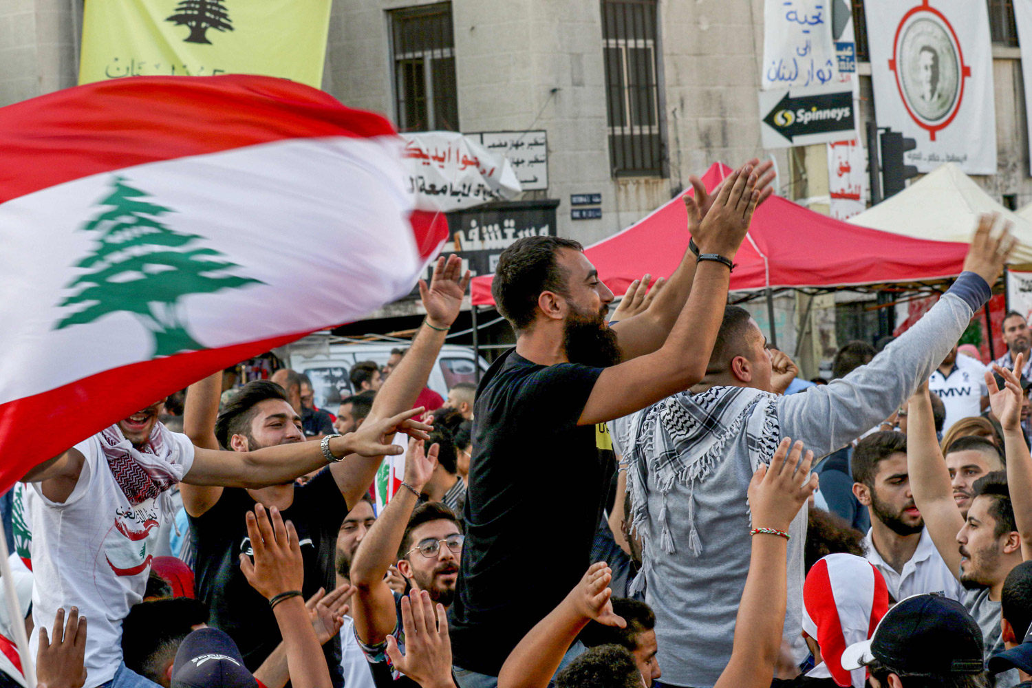 وسائل الإعلام والصحافة في لبنان أمام اختبار الشارع