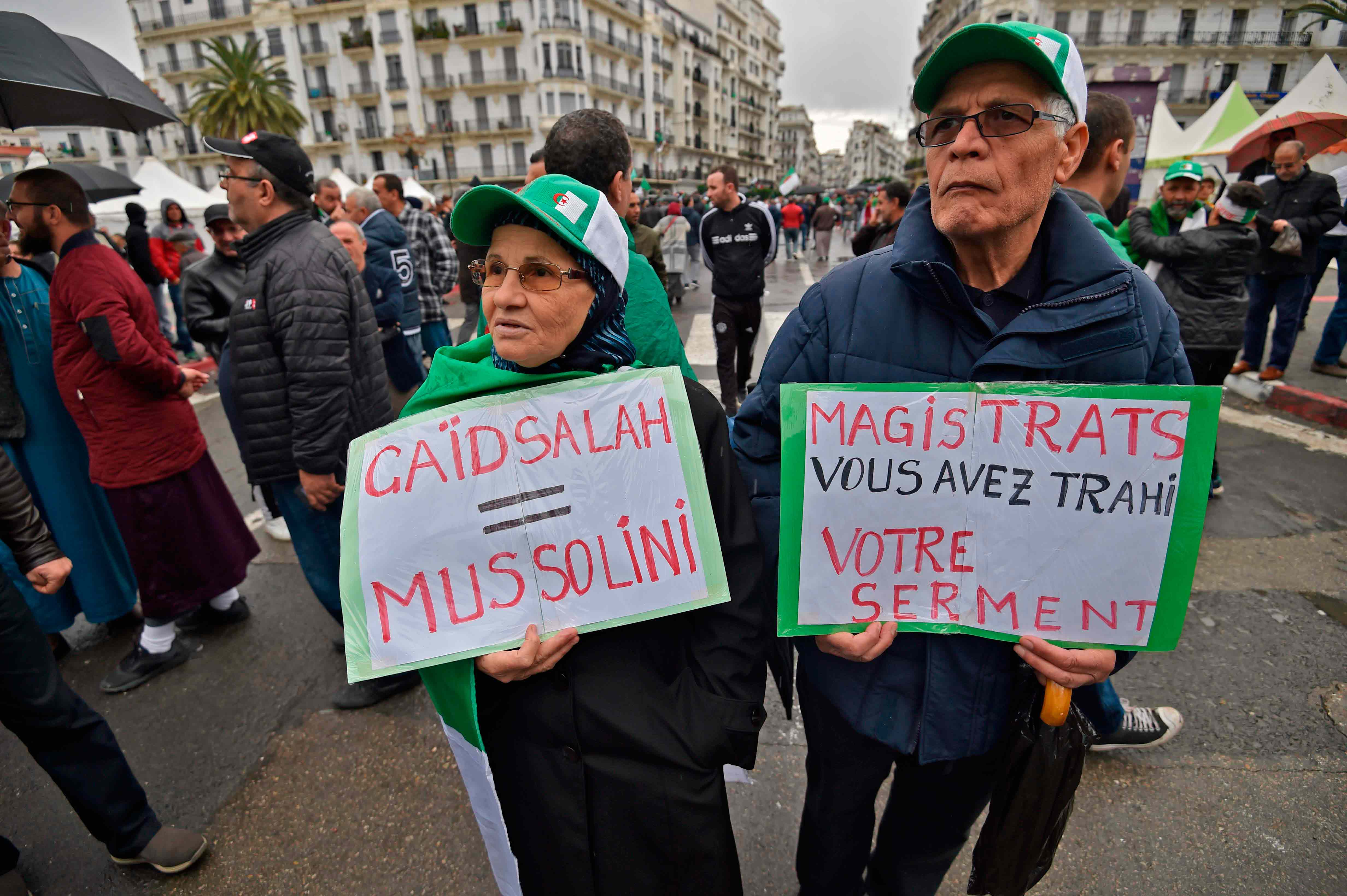 الجزائريون يطالبون باستقلالية العدالة والقضاء