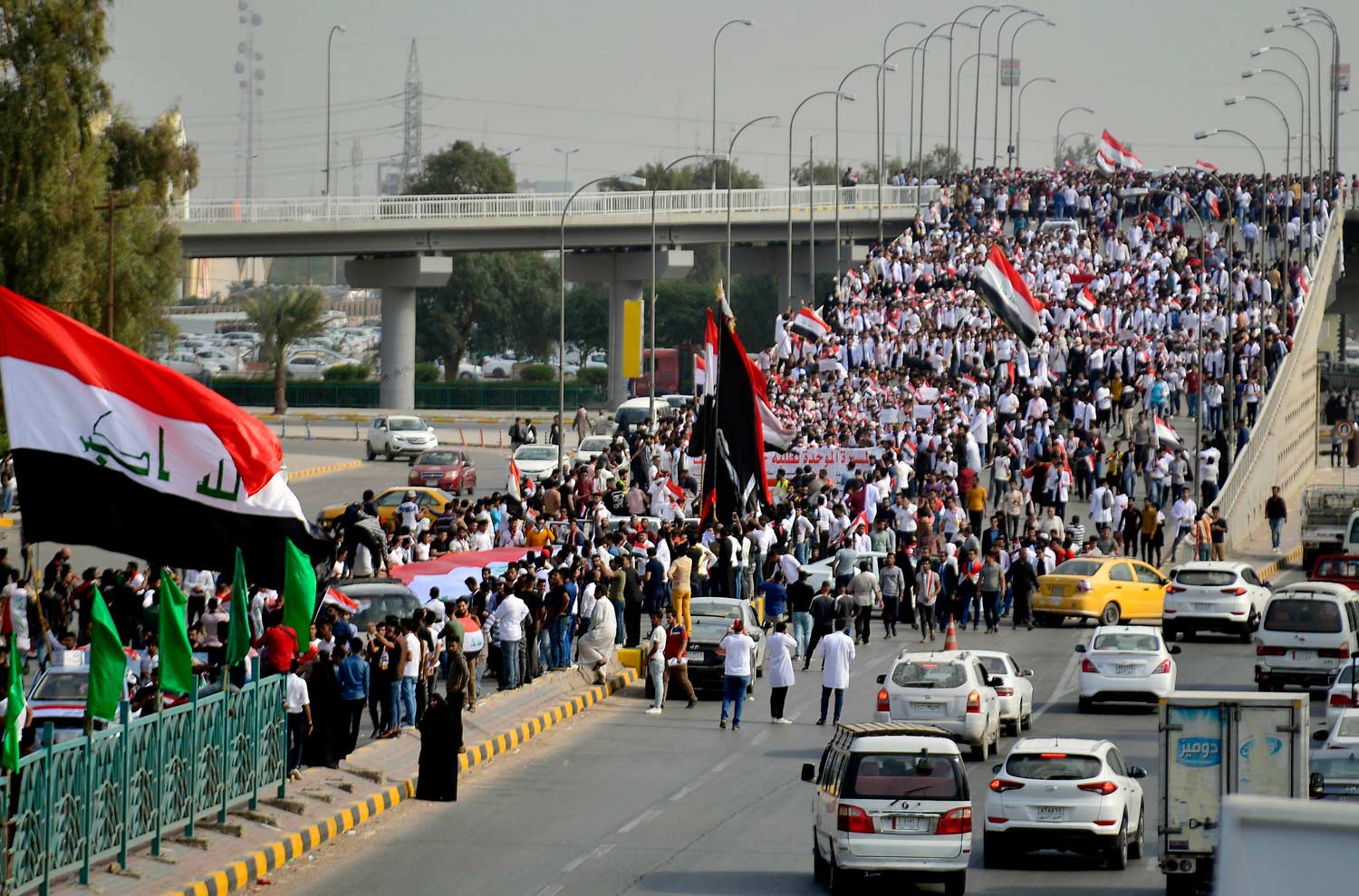 العراقيون متحمسون للفوز أمام من حول بلدهم إلى ميدان لألعابه السياسية 