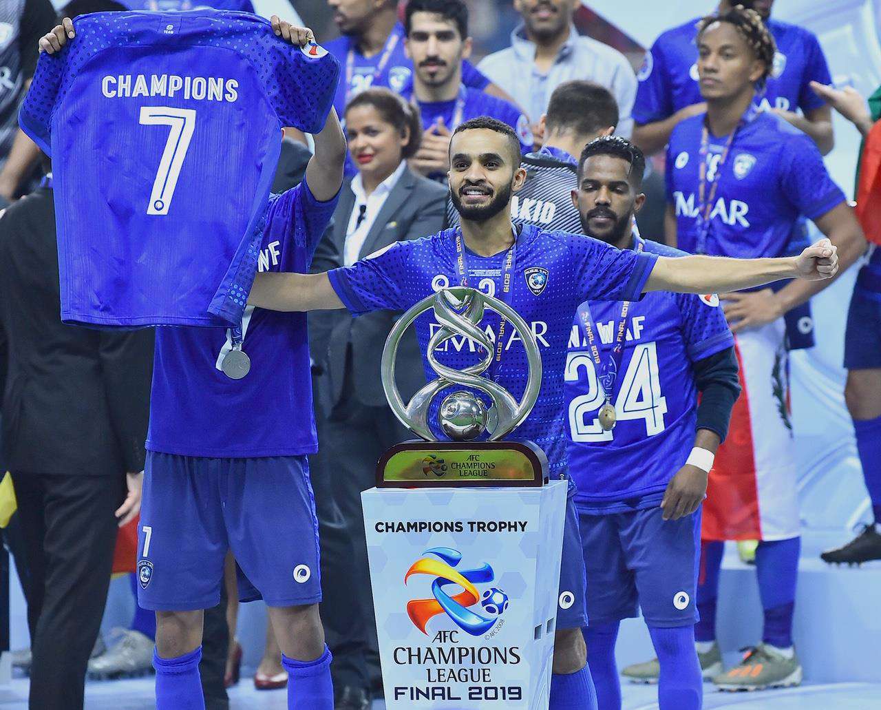  لاعب الهلال محمد البريك يحتفل بفوز فريقه في مباراة الإياب الثانية من دوري أبطال آسيا لكرة القدم بين أوراوا ريدز والهلال