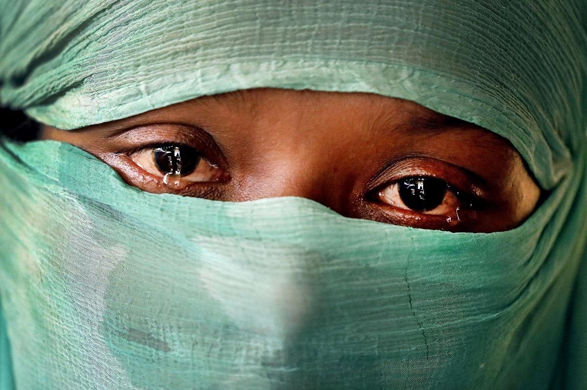 امرأة تبكي وهي تروي قصة اغتصابها على أيدي مسلحين في ميانمار