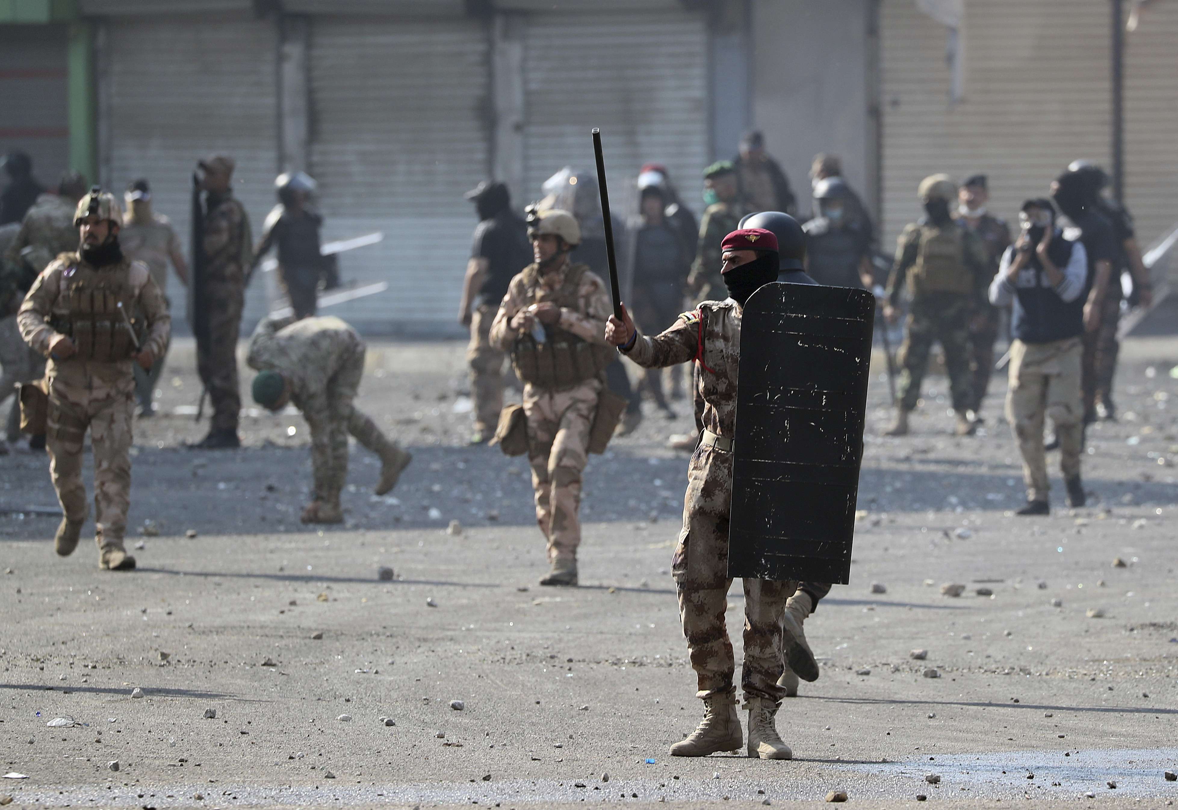 الأمن العراقي يعنف المتظاهرين في الشوراع