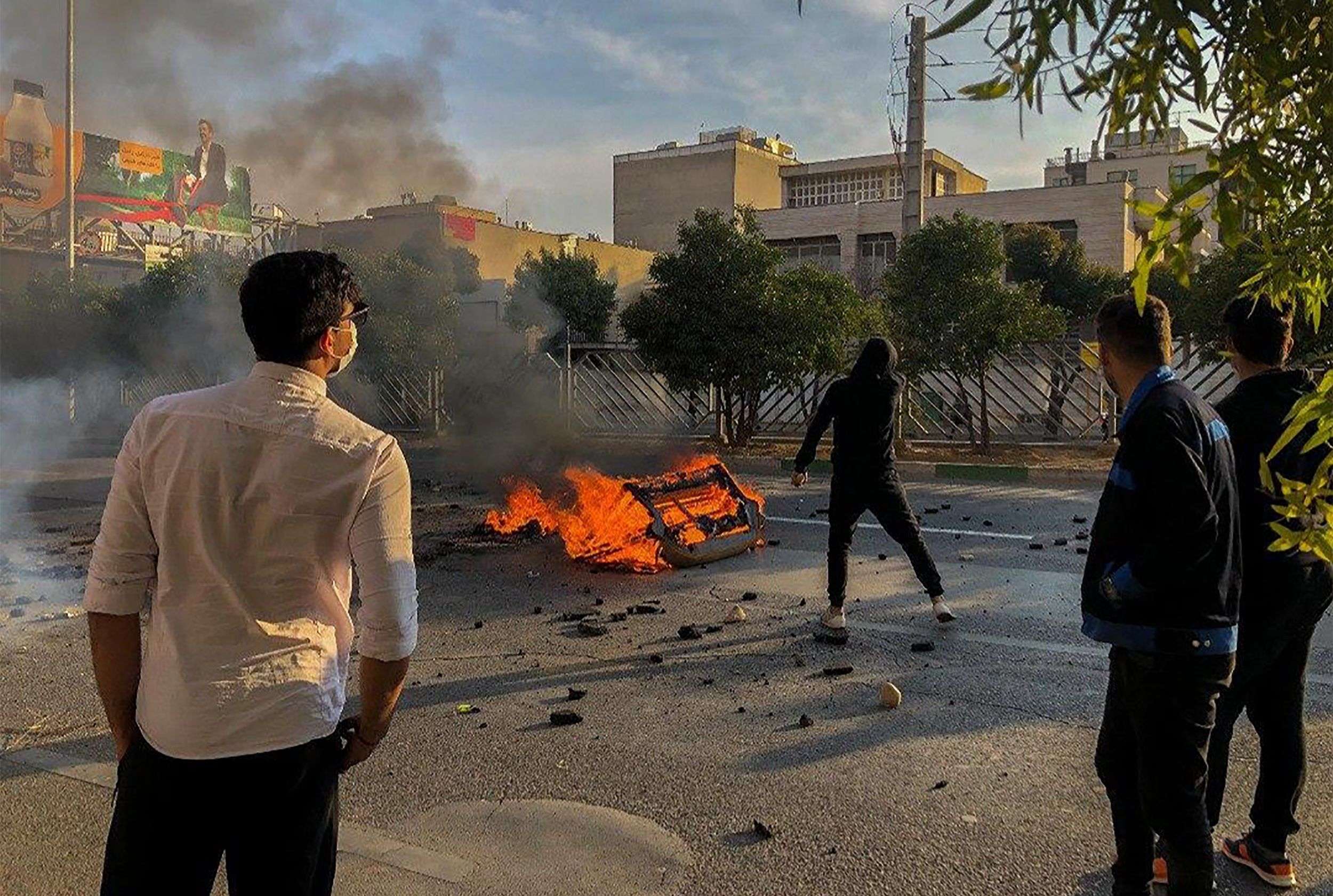 المحتجون يضرمون النار في الشوارع الرئيسية لطهران 