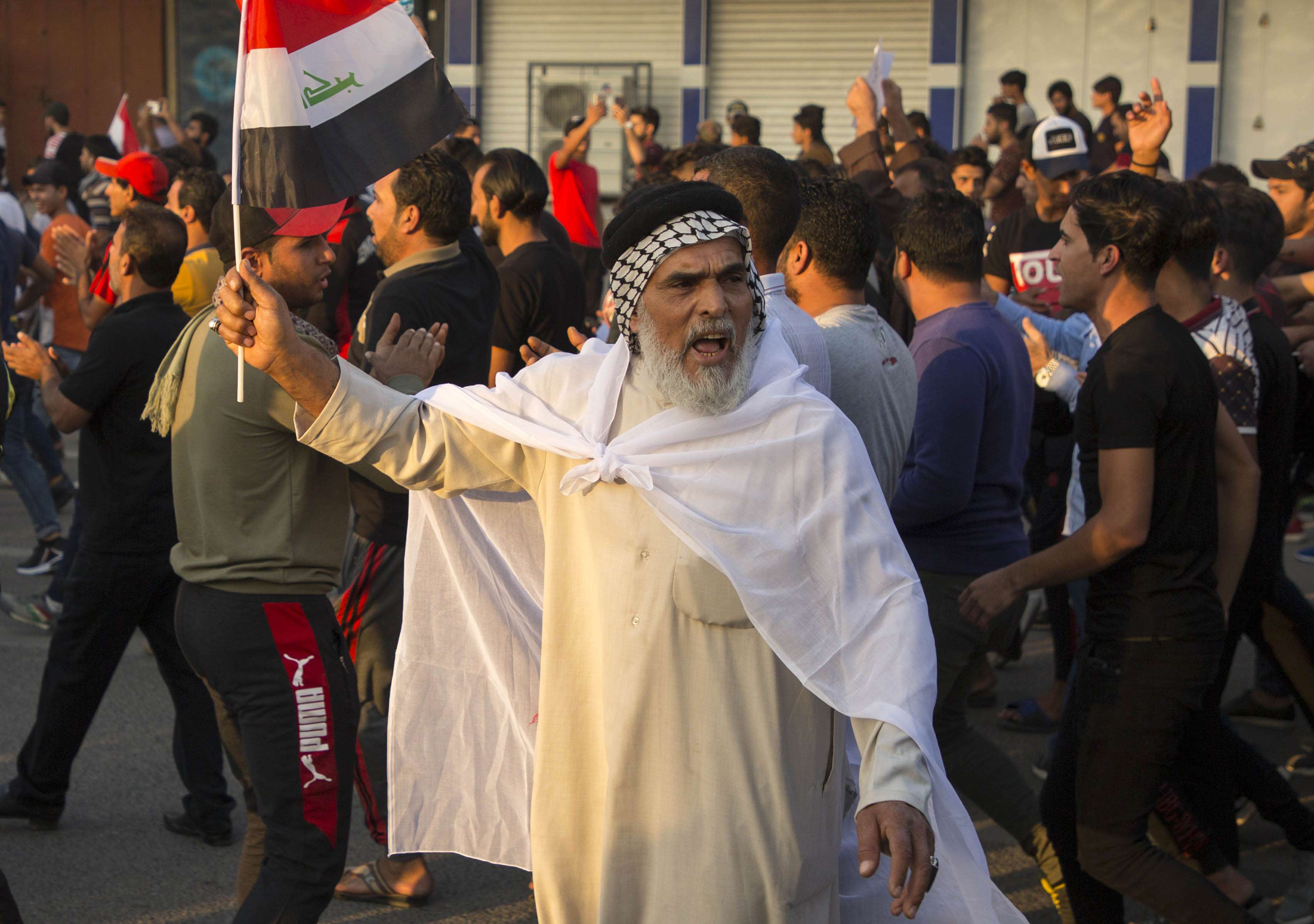 عراقيون يتوافدون على ساحات التظاهر للمطالبة بإقالة الحكومة والبرلمان