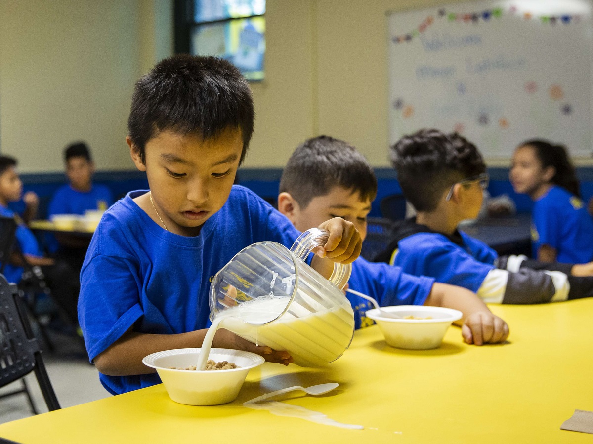 أطفال يتناولون طعام الإفطار في مدرسة أميركية