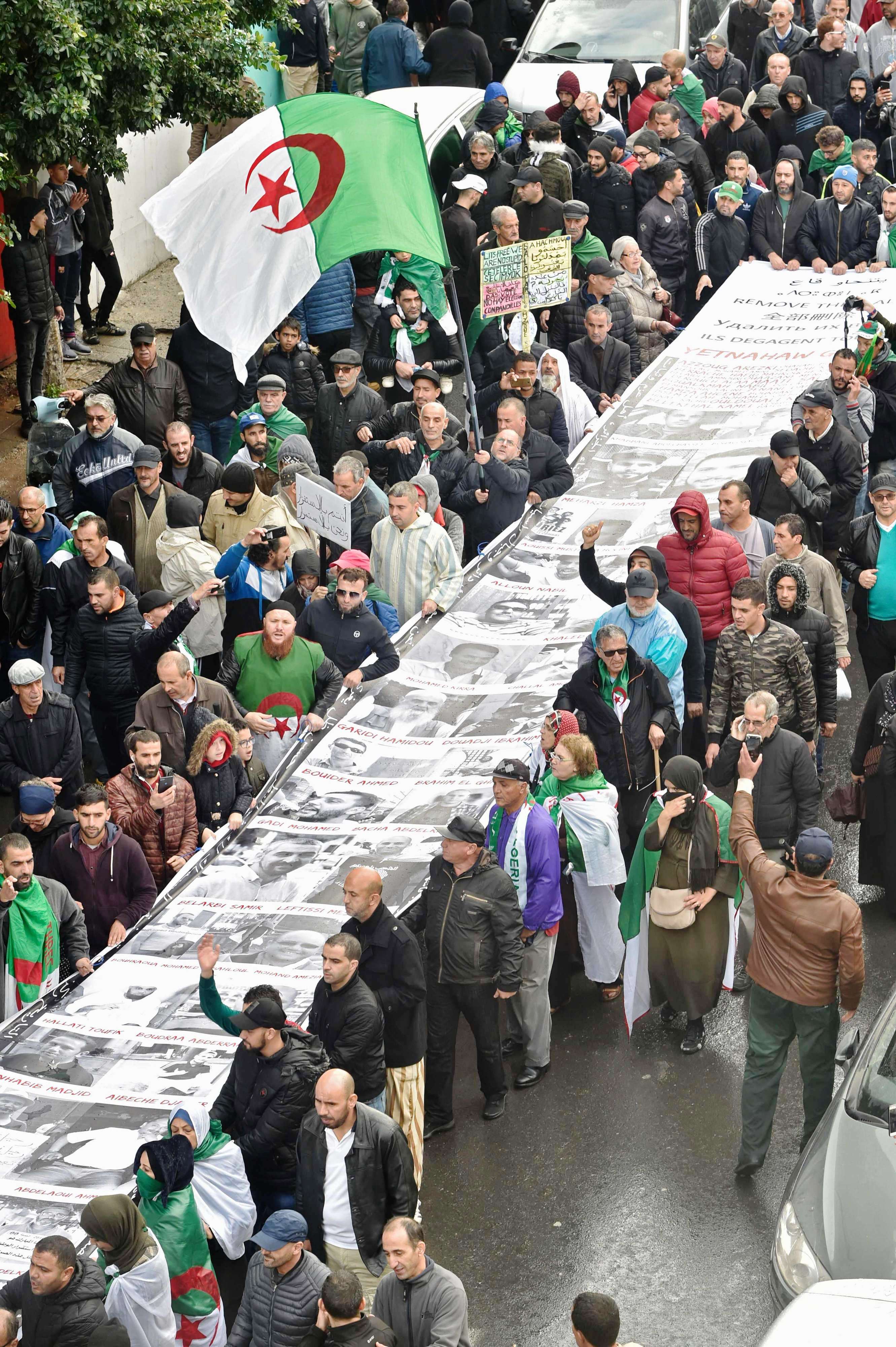 انتخابات الرئاسة الجزائرية تفجر انقسامات بين مؤيد ومعارض
