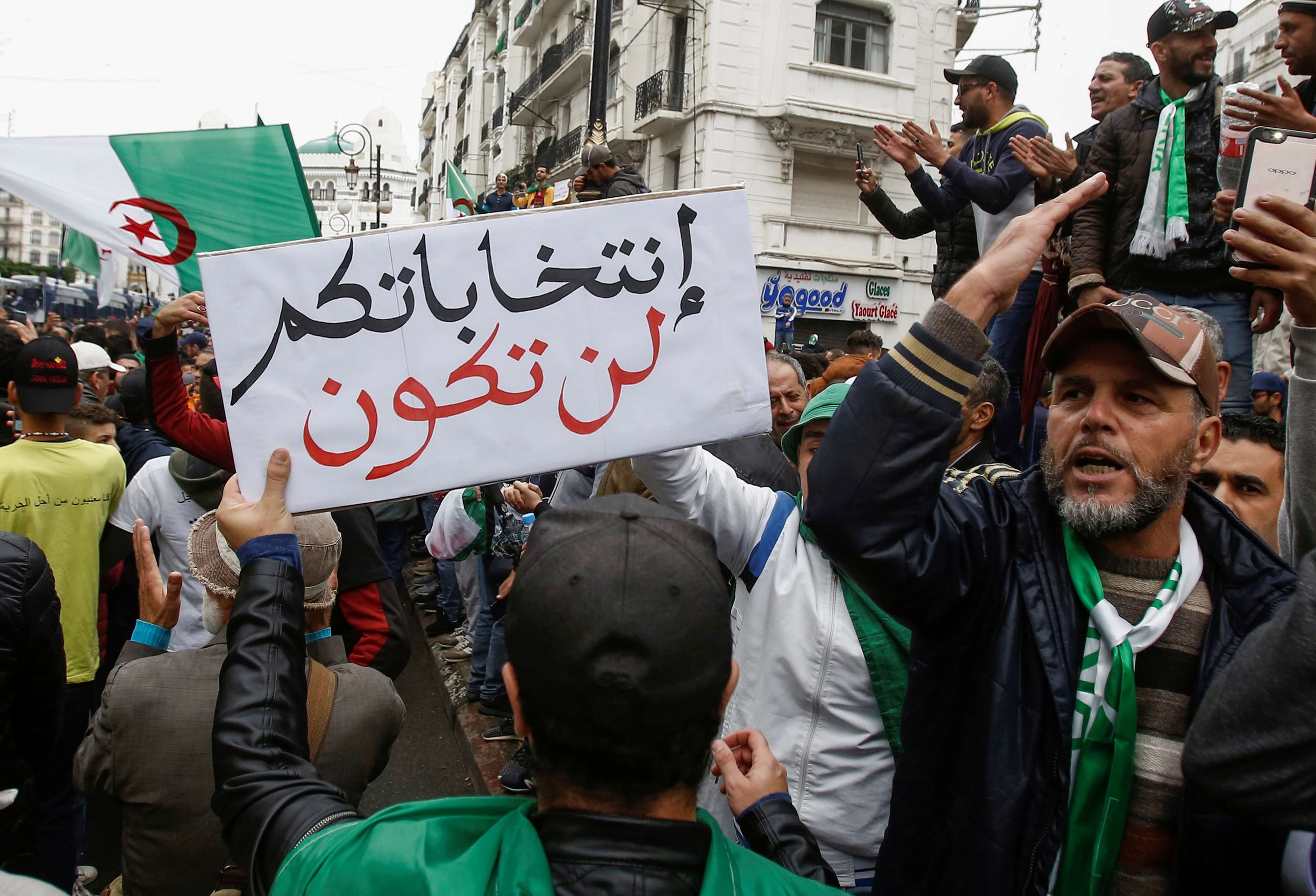 المستجدات في الجزائر تلوح بأزمة سياسية مع انطلاق الحملة الانتخابية