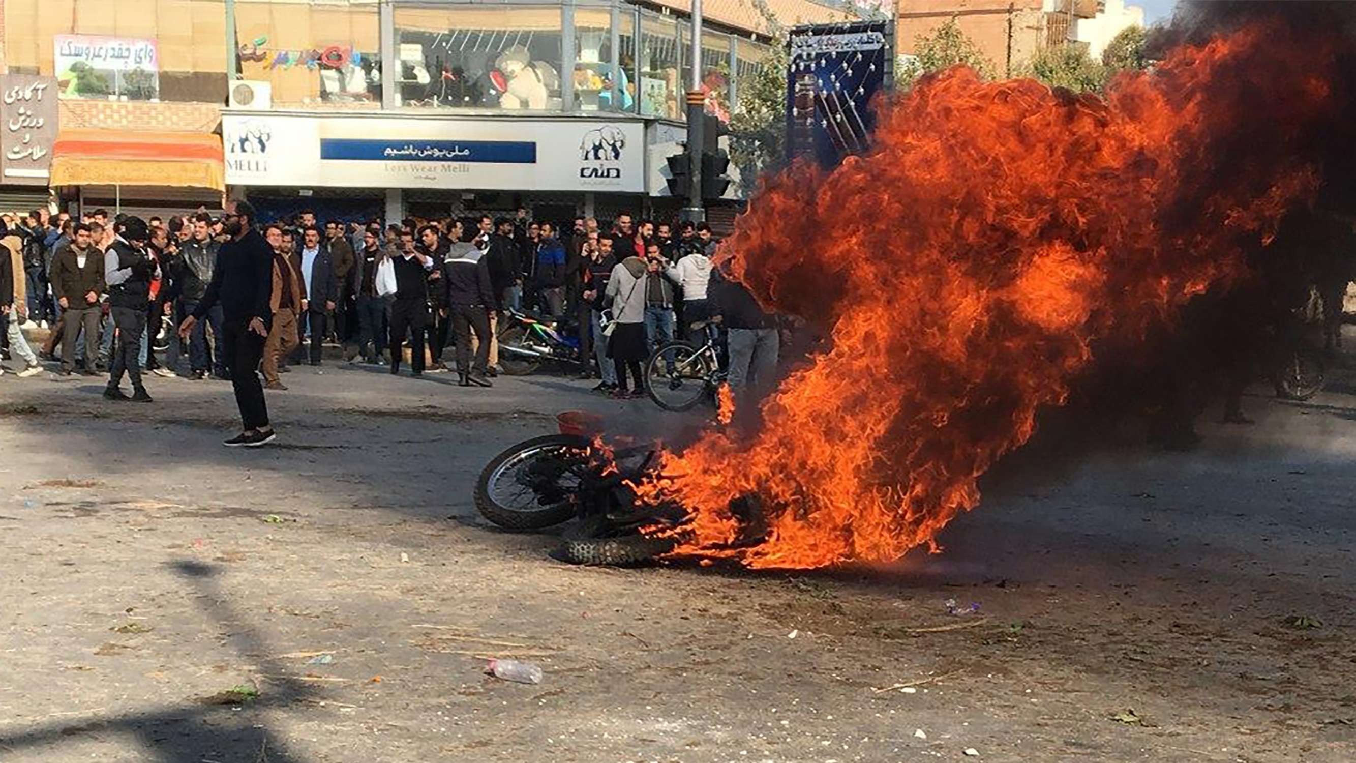 احتجاجات طهران على رفع اسعار الوقود