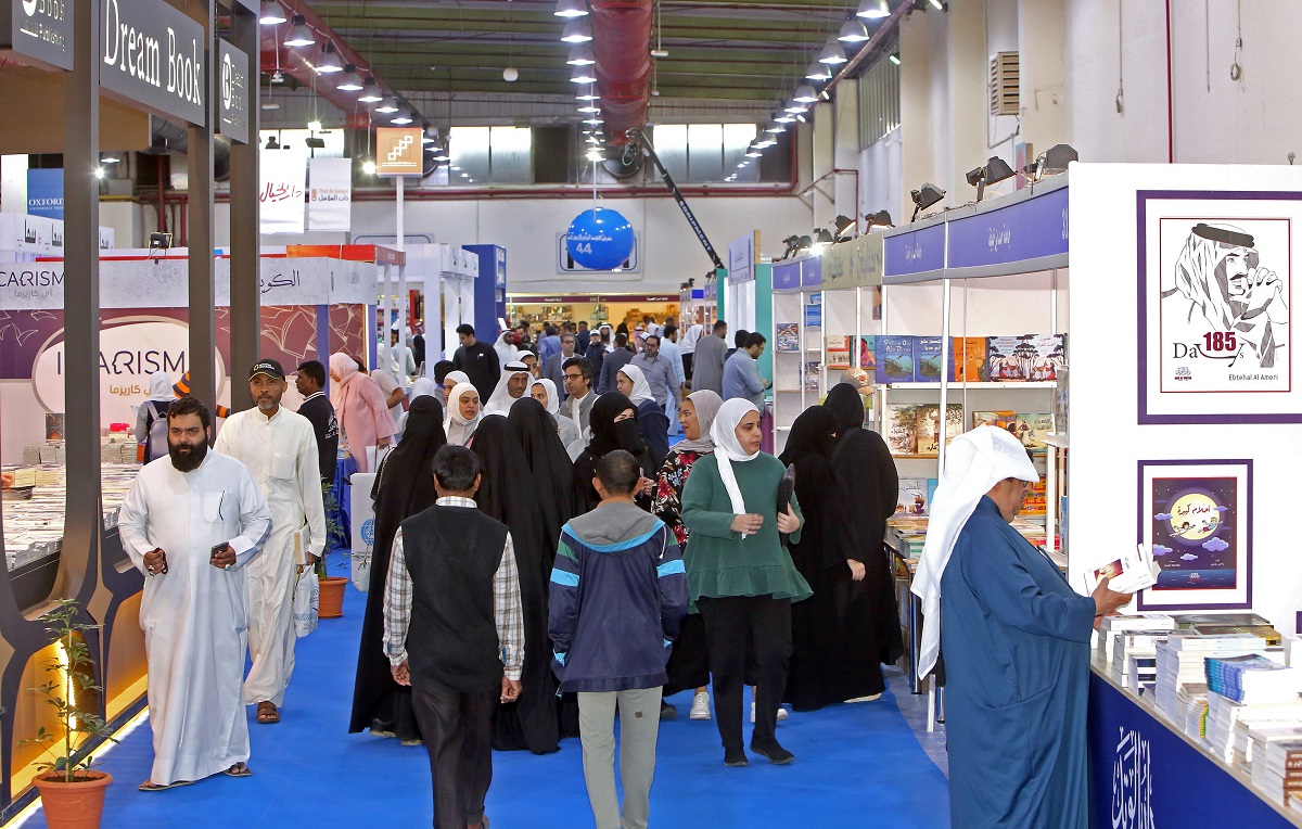 زوار في معرض الكويت الدولي للكتاب