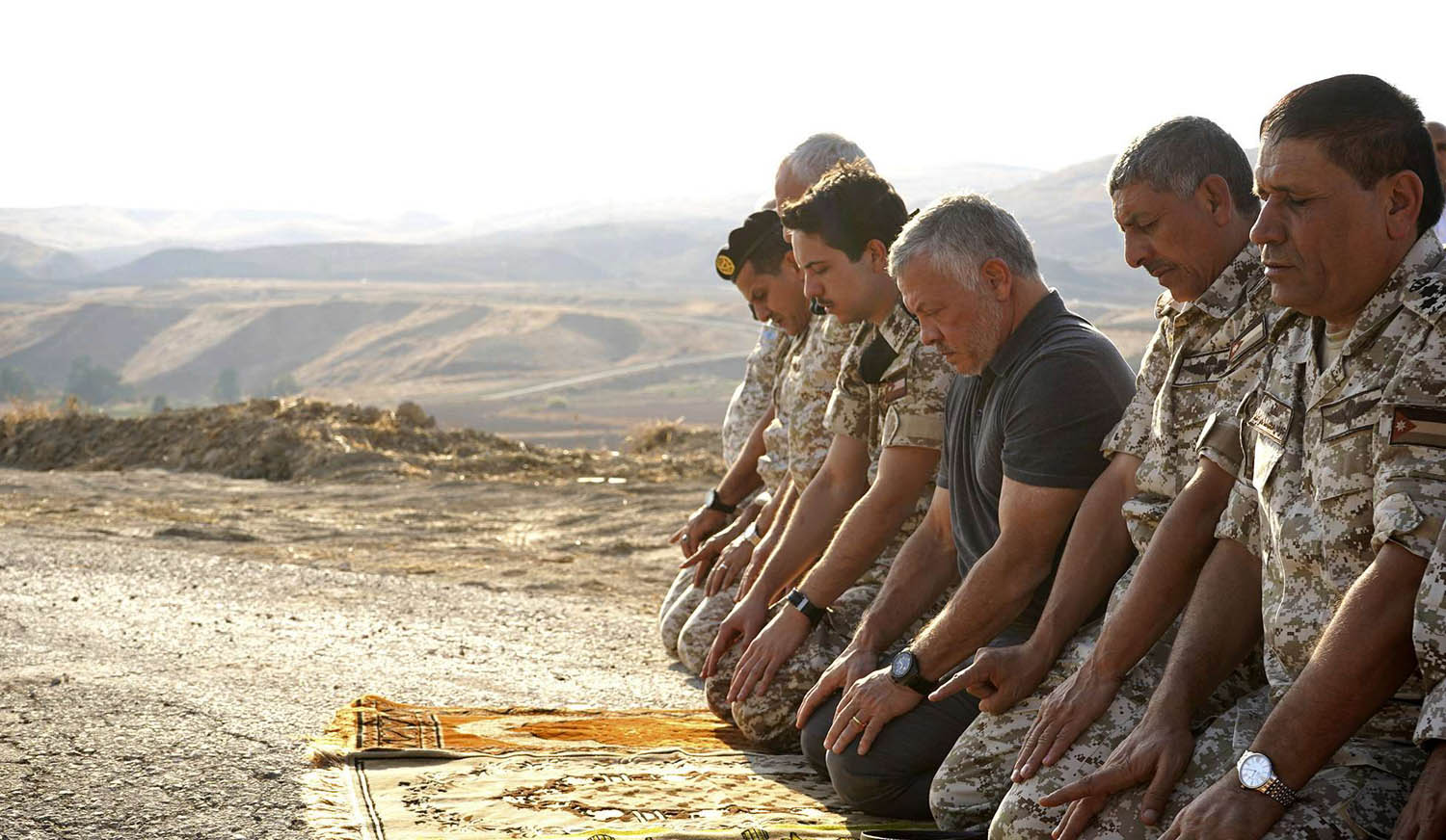 العاهل الأردني الملك عبدالله الثاني وولي العهد الأمير الحسين يصليان وسط الضباط في الباقورة