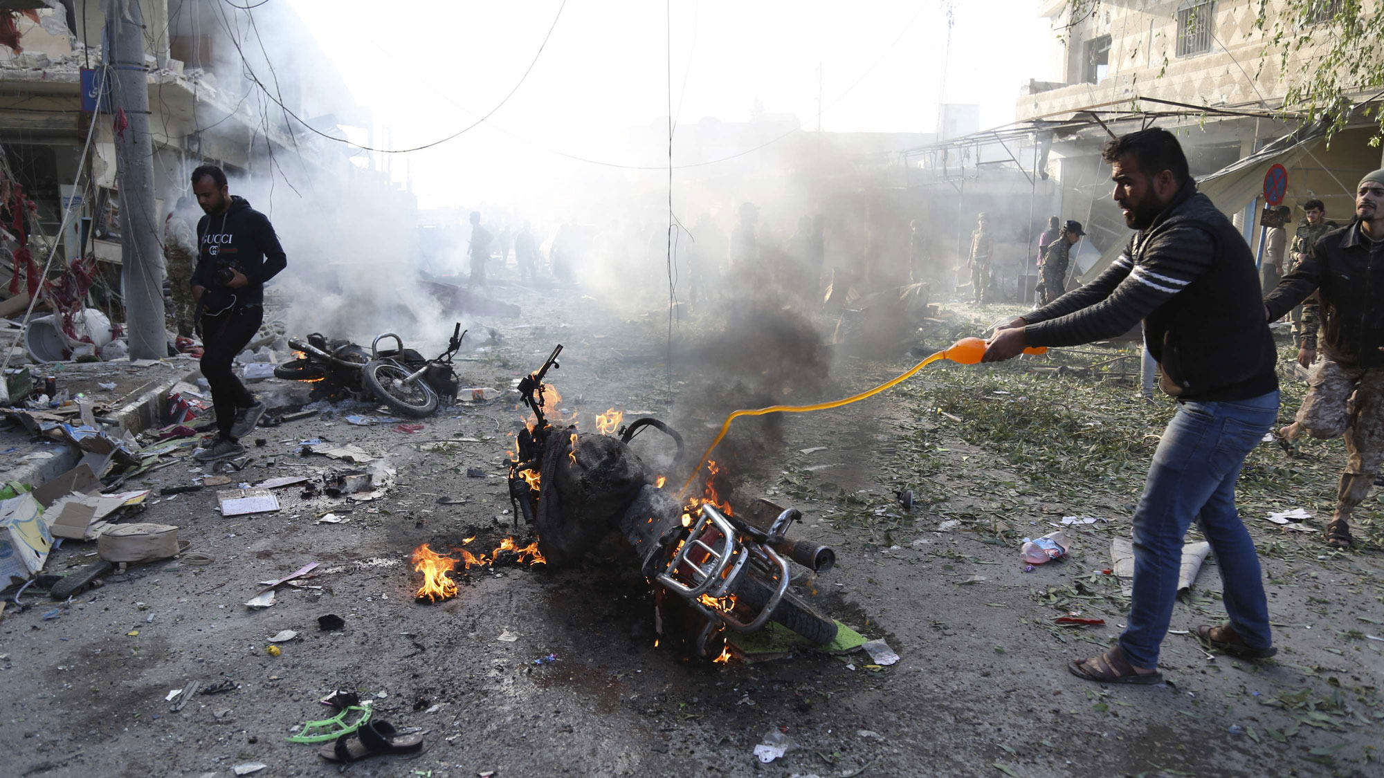 انفجار سيارة مفخخة في سوق بتل أبيض خلف أضرار جسيمة والمزيد من القتلى المدنيين والفصائل الموالية لأنقرة