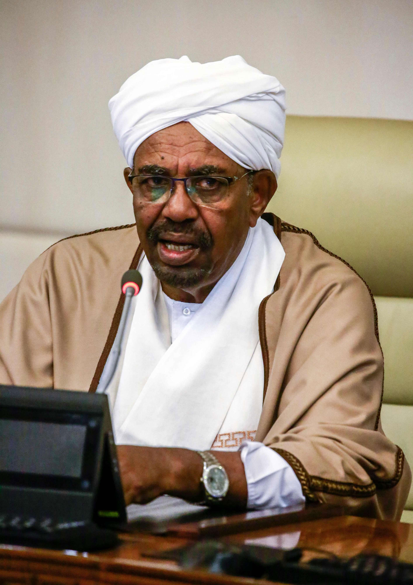 سياسات البشير أثقلت كاهل السودان