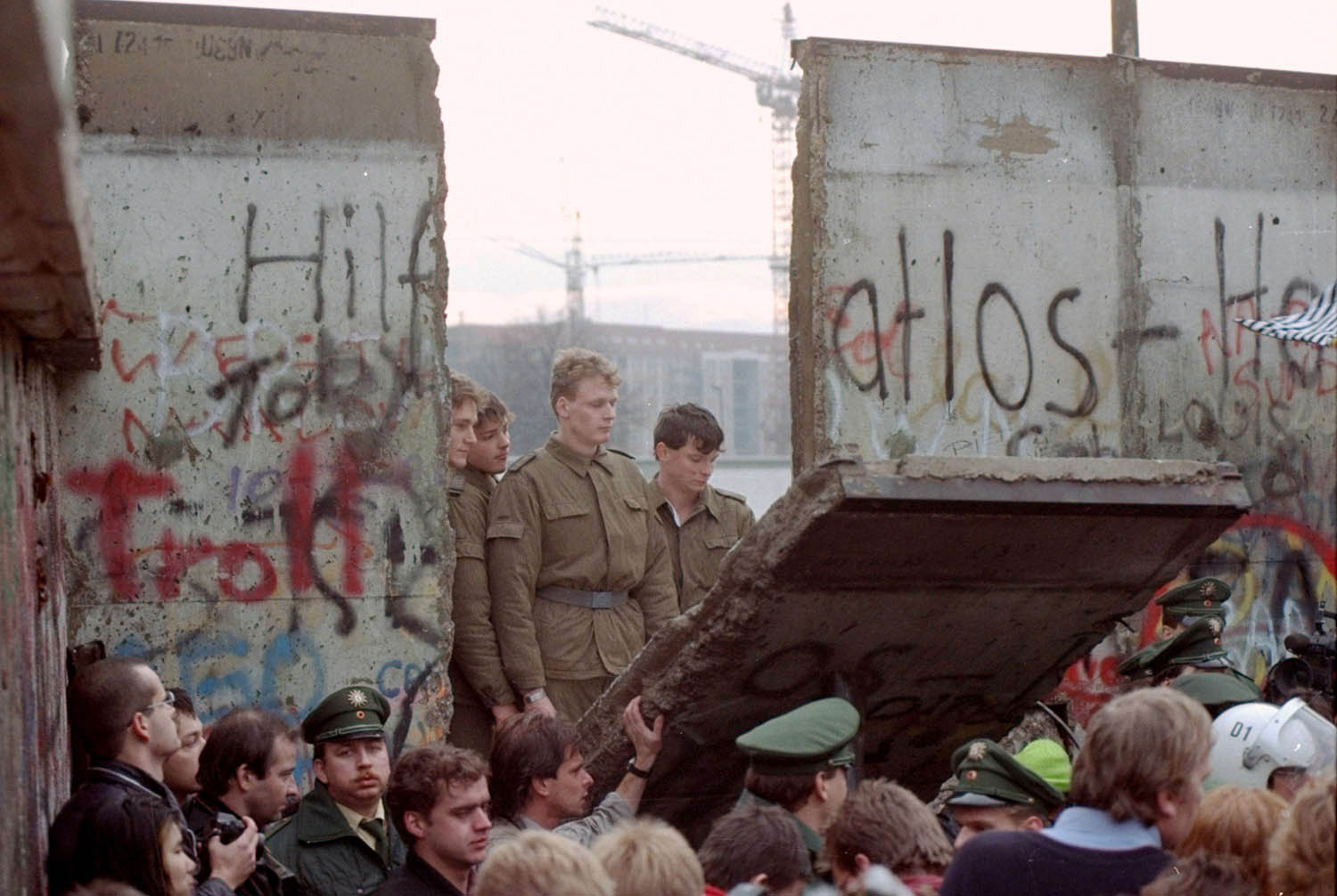 جنود ألمان يزيحون أول مقطع من جدار برلين