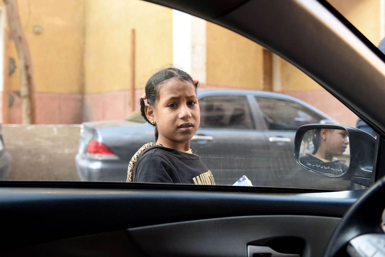 طفلة مصرية تبيع محارم وسط القاهرة