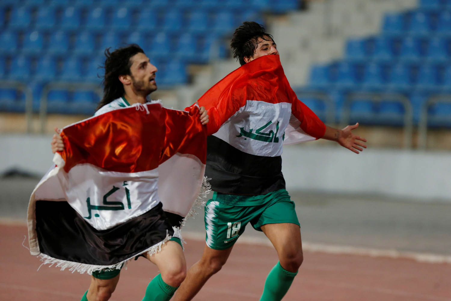 لاعبون عراقيون يحتفلون بفوزهم على الفريق الإيراني