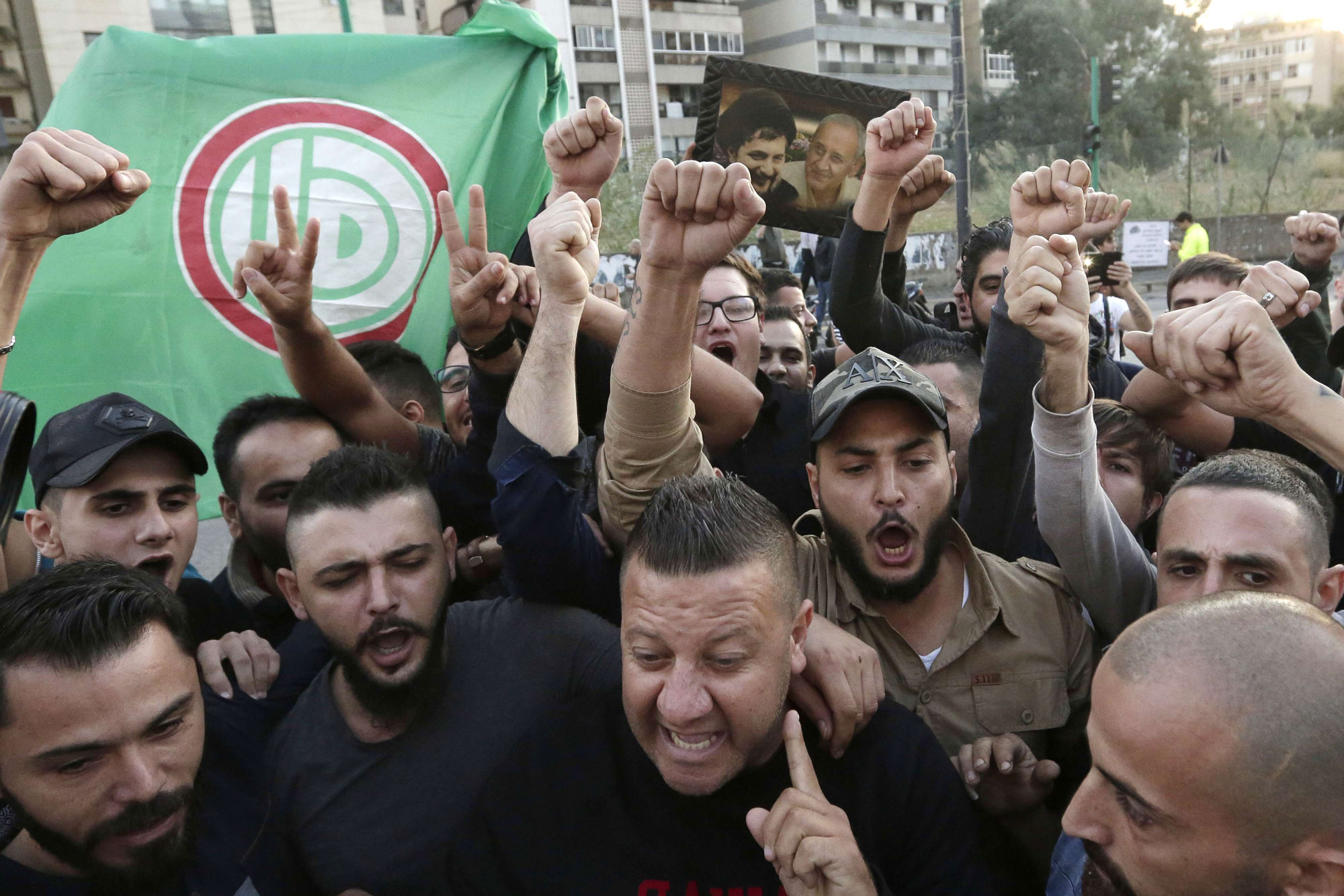إيران ترتب لثورة مضادة للاحتجاجات العابرة للطائفية عبر تحريك ميليشياتها في لبنان والعراق