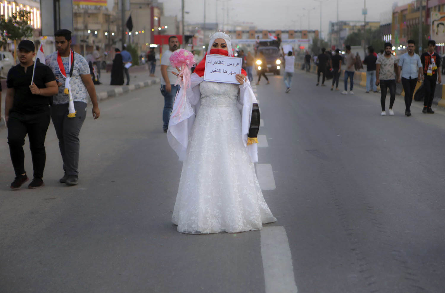 عراقية ترتدي ثوب عرس خلال تظاهرة تطالب باسقاط الحكومة