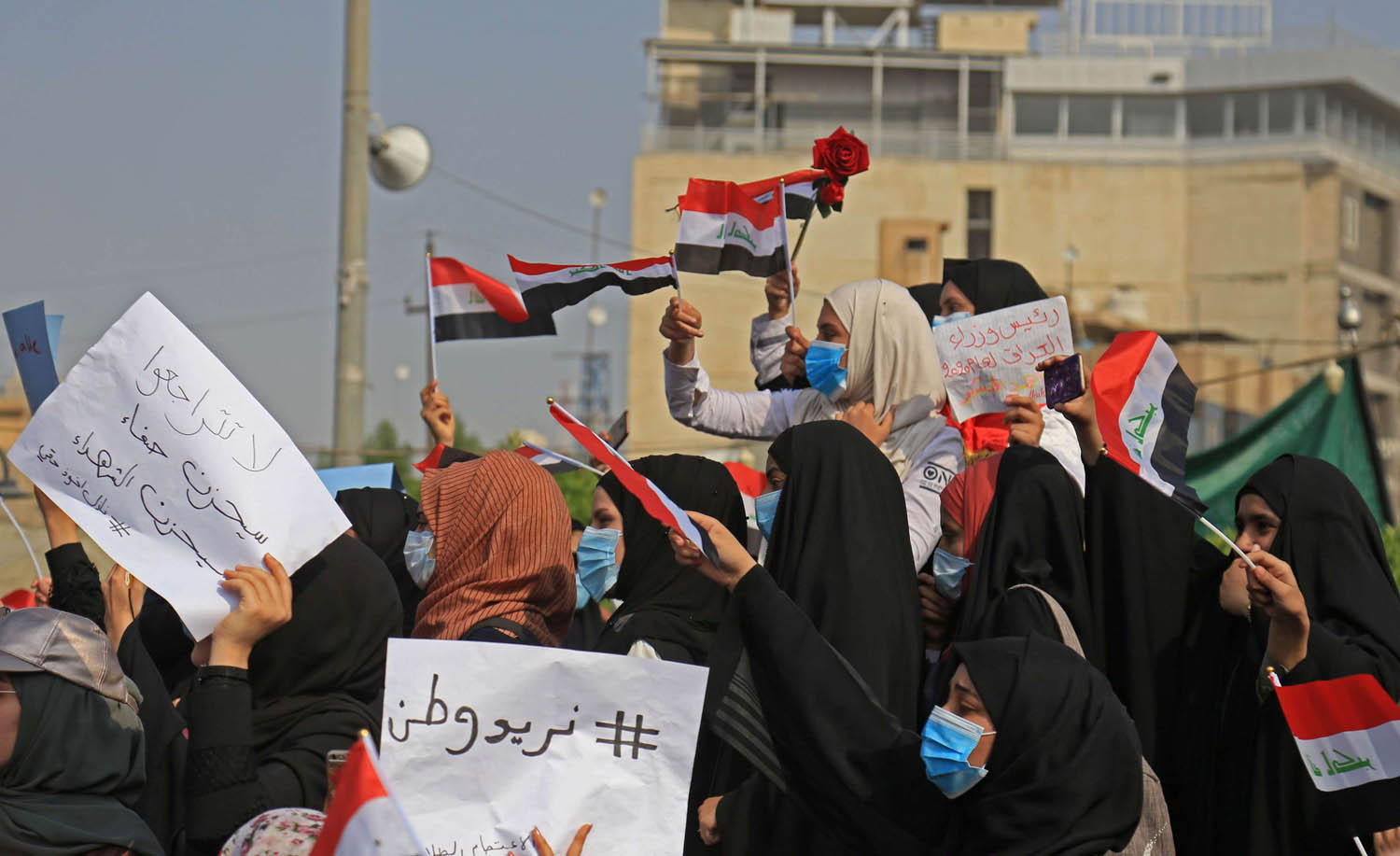 عراقيات يتظاهرن في بغداد