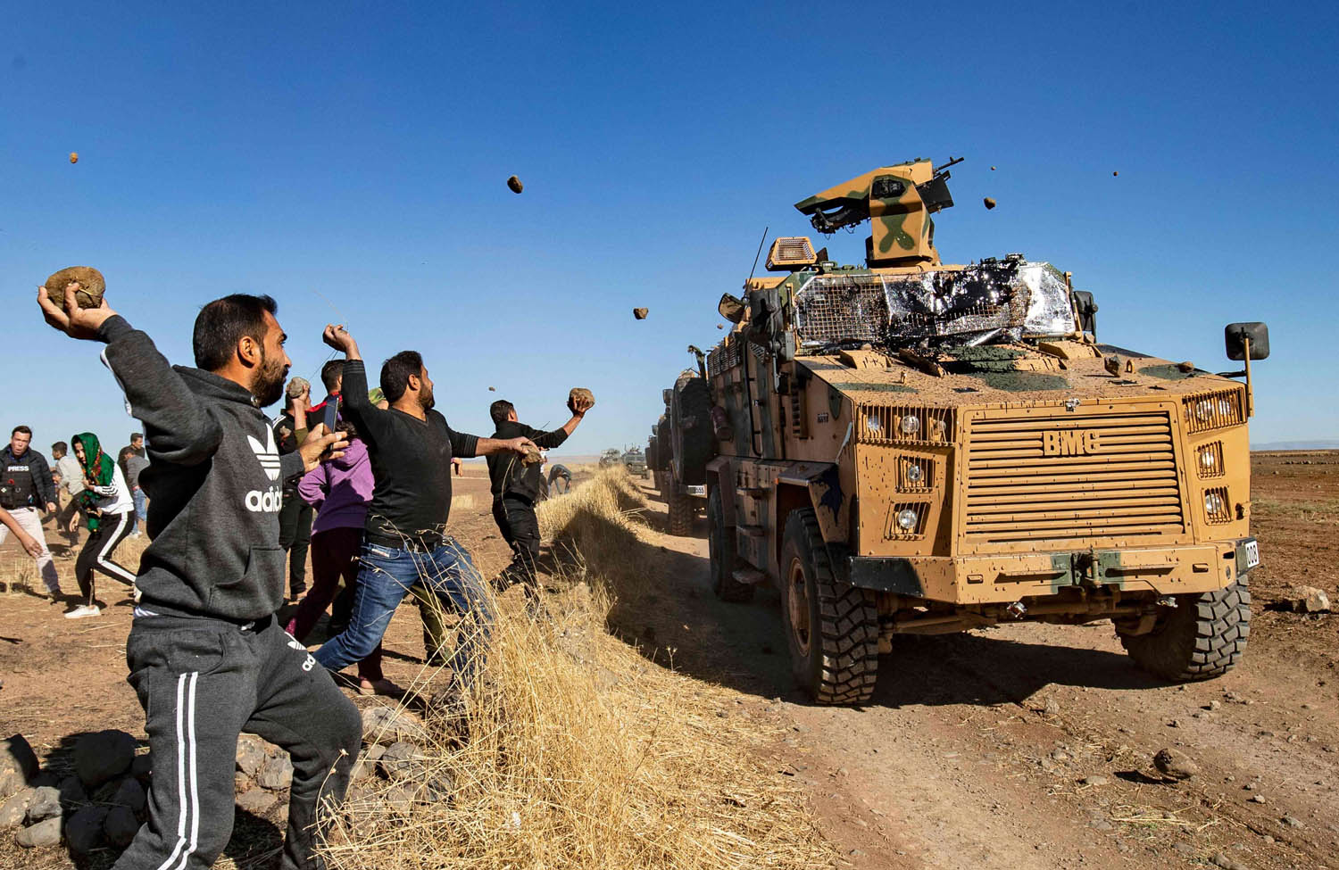 أكراد يرمون بالحجارة على دوريات تركية روسية مشتركة في منطقة شرق الفرات
