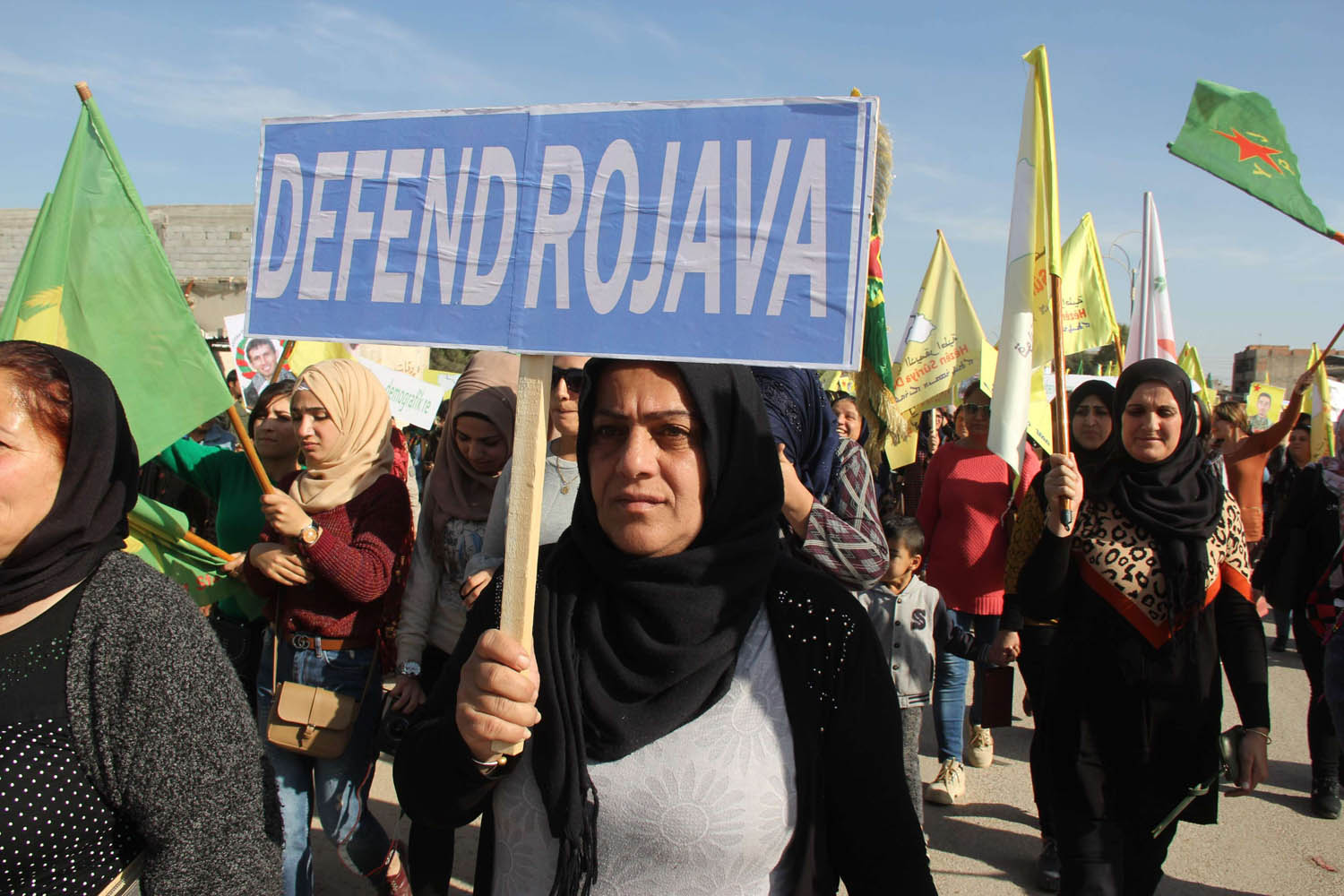 كرديات يتظاهرن ضد التدخل الكردي في شمال سوريا