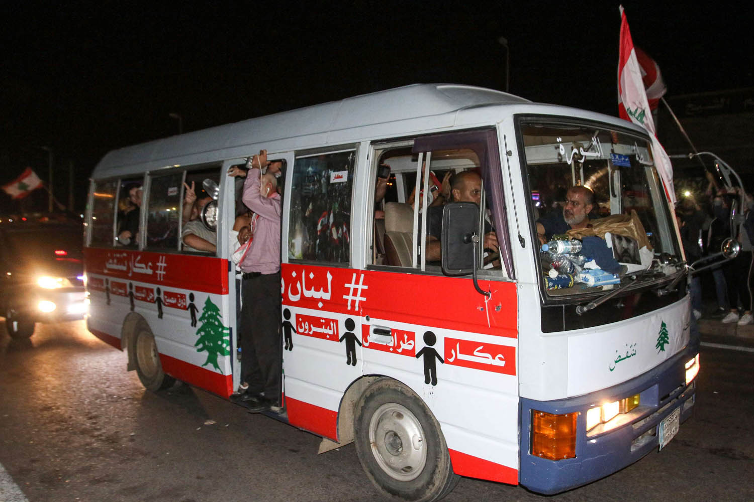 محتجون لبنانيون يتجولون بحافلة وسط صيدا جنوب لبنان تحديا لحزب الله