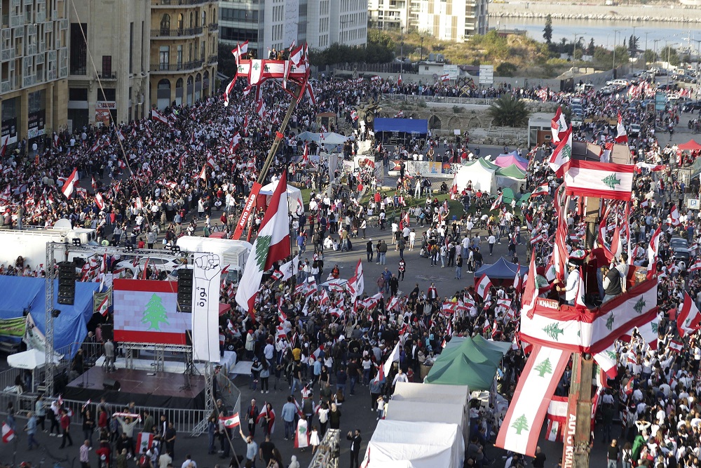 احتجاجات لبنان تعيد خلط أوراق حزب الله وحلفائه