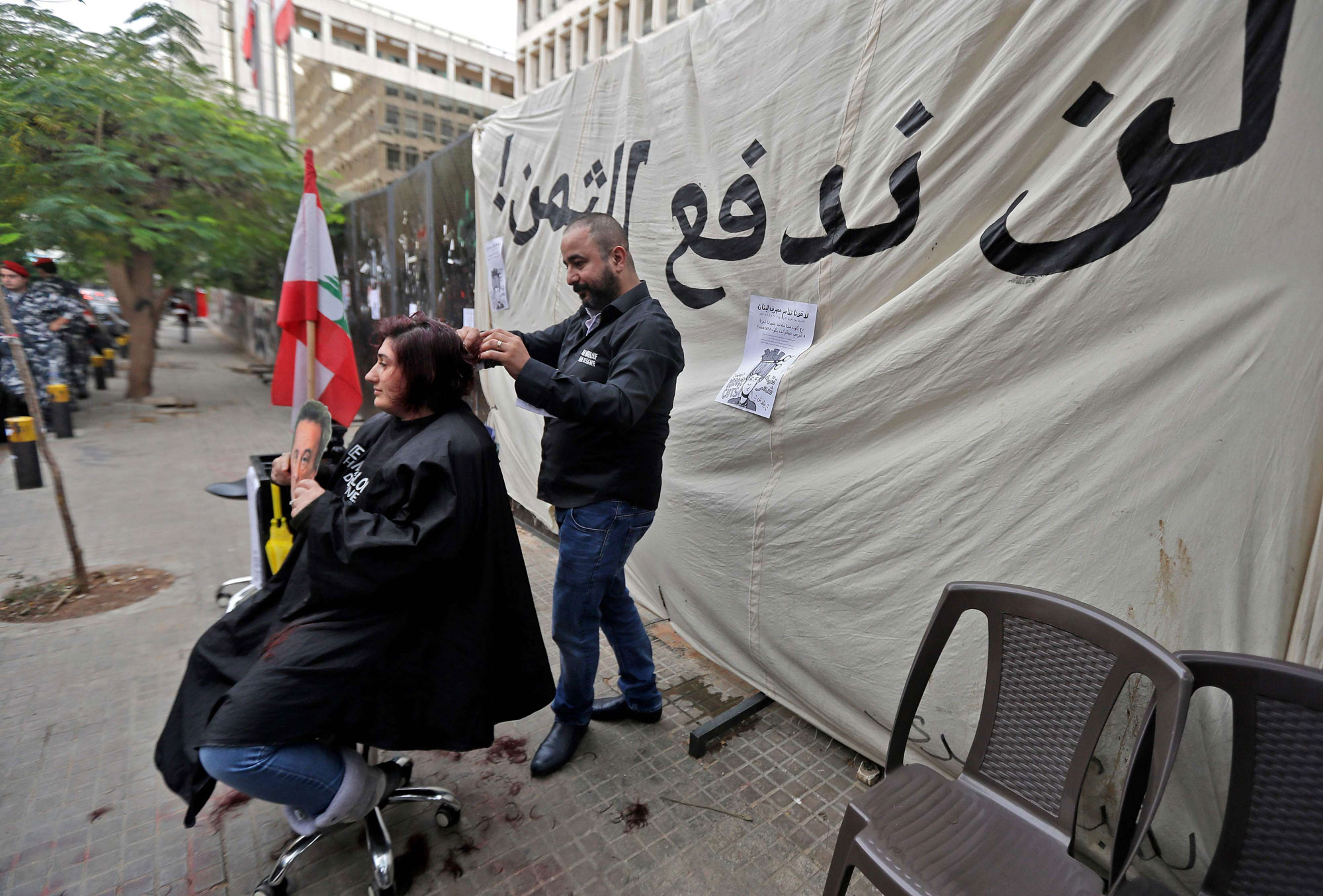 اللبنانيون يوجهون رسائل لحاكم مصرف لبنان بـ"هير كات" 