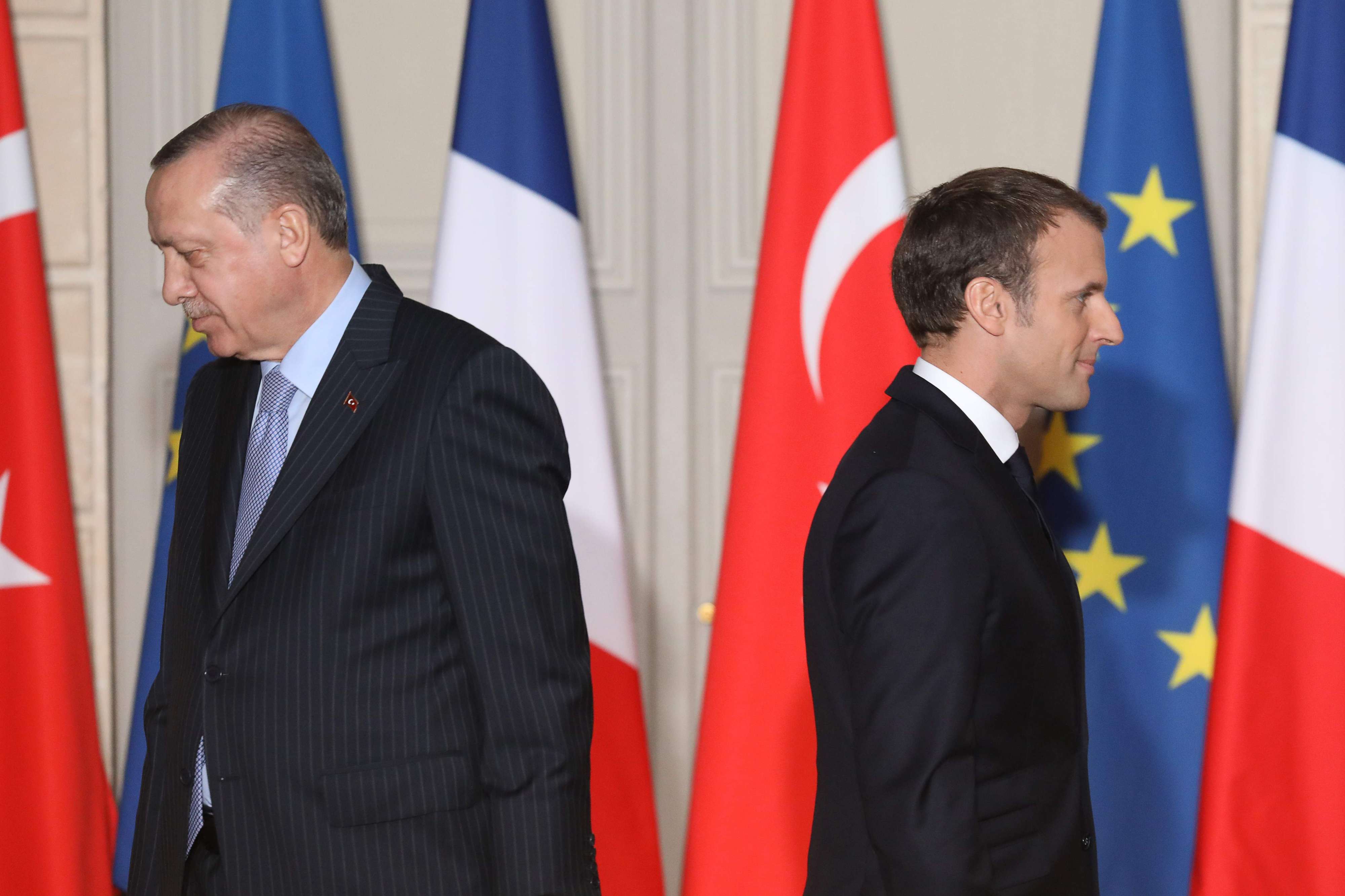 الخلافات بين ماكرون وفرنسا تضع باريس وأنقرة على حافة أزمة دبلوماسية