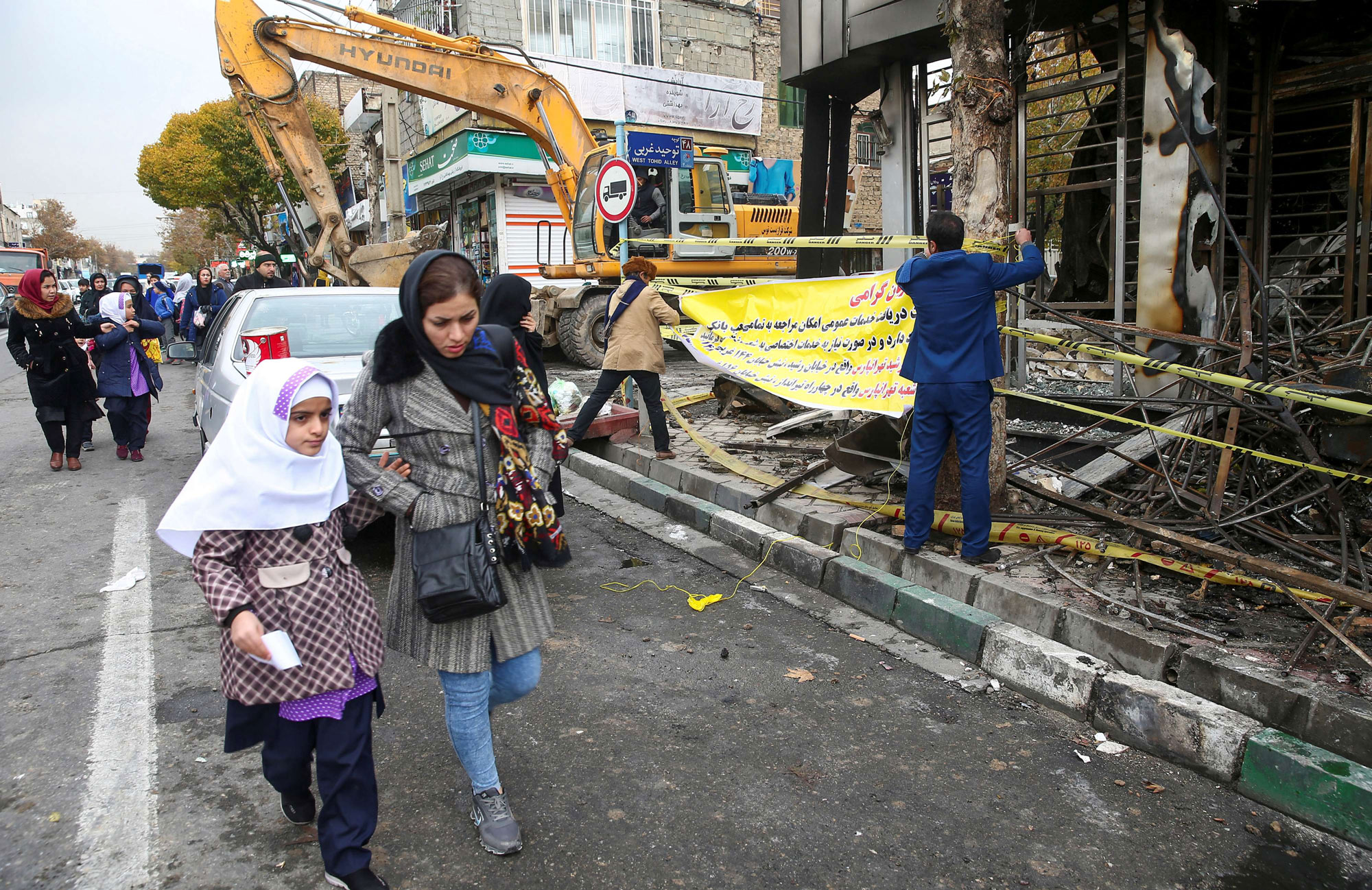 طهران تبرر قمع احتجاجات شعبية بذريعة أنها من صنيعة مخربين و"أشرار"